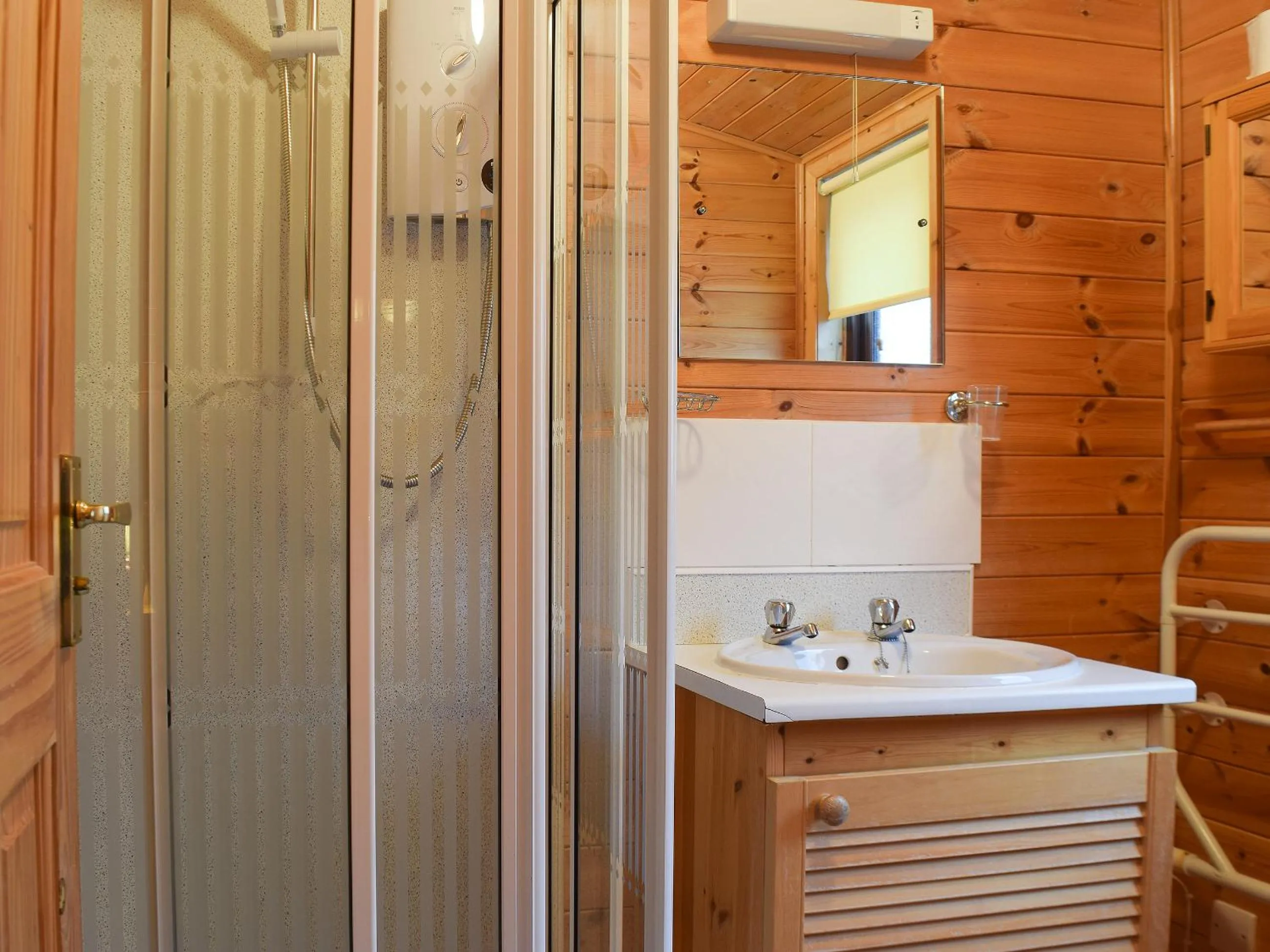 Shower in Whiteside Lodge At Burnside Park