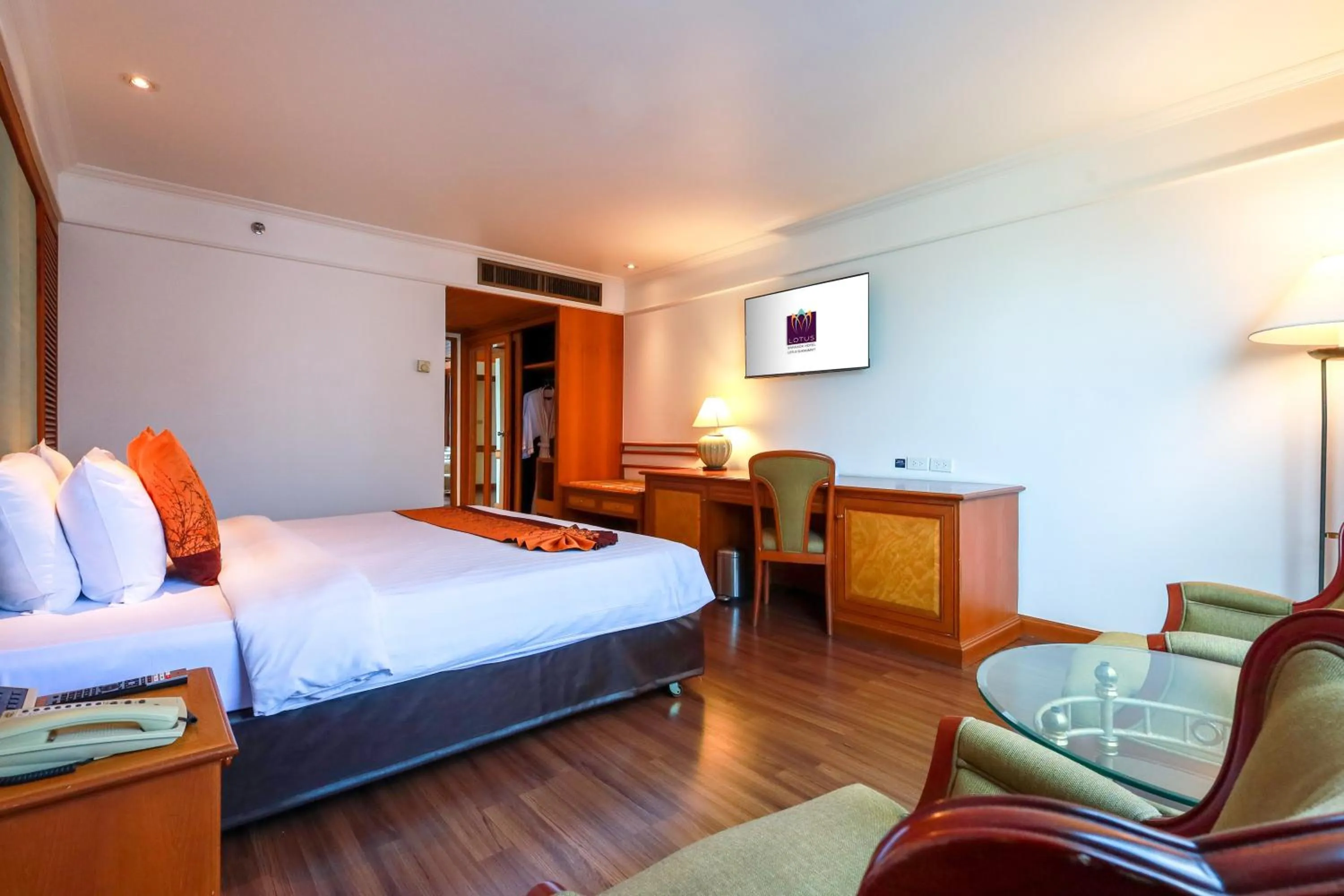 Bed in Bangkok Hotel Lotus Sukhumvit 33