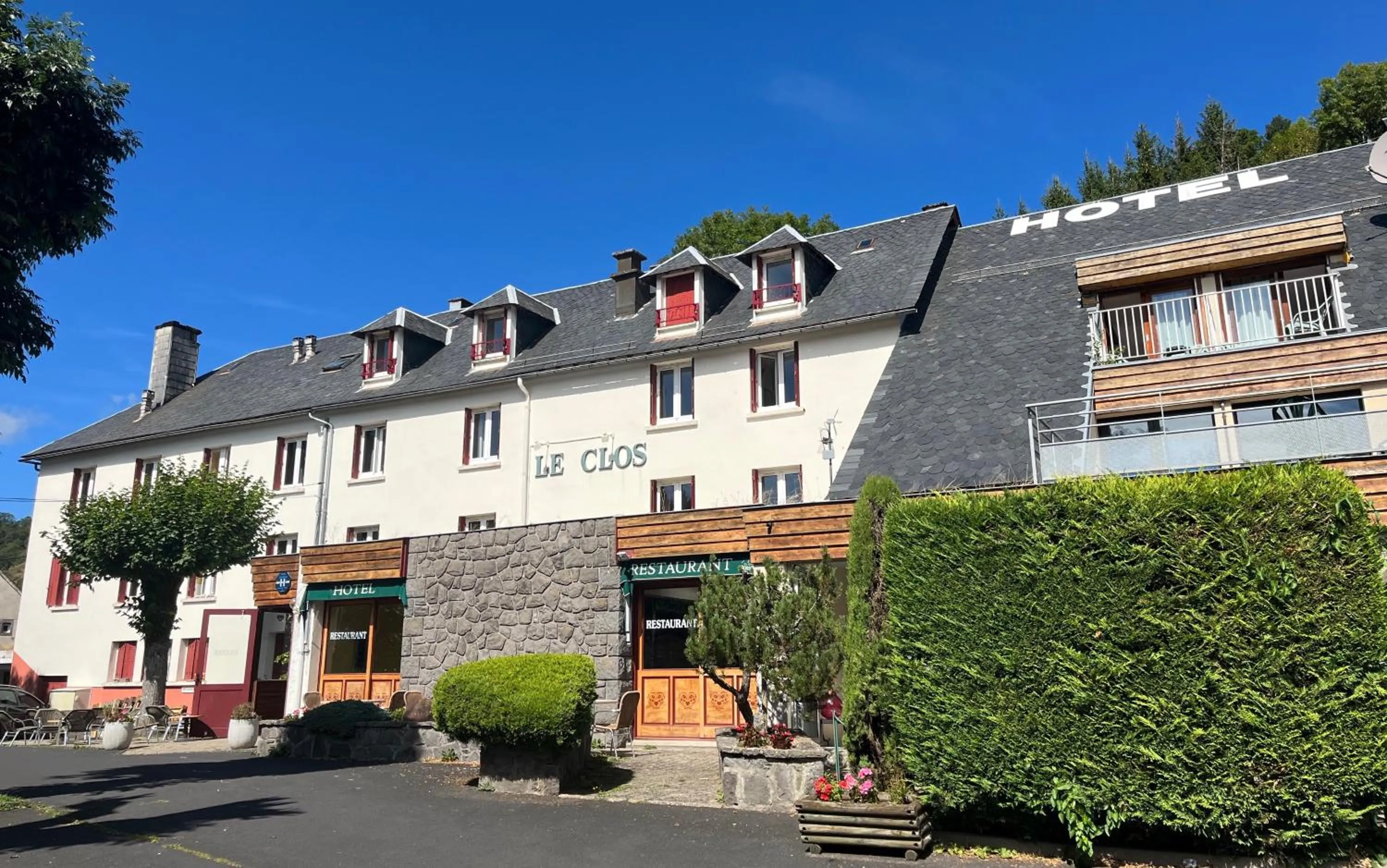 Property building in Hotel Restaurant Le Clos