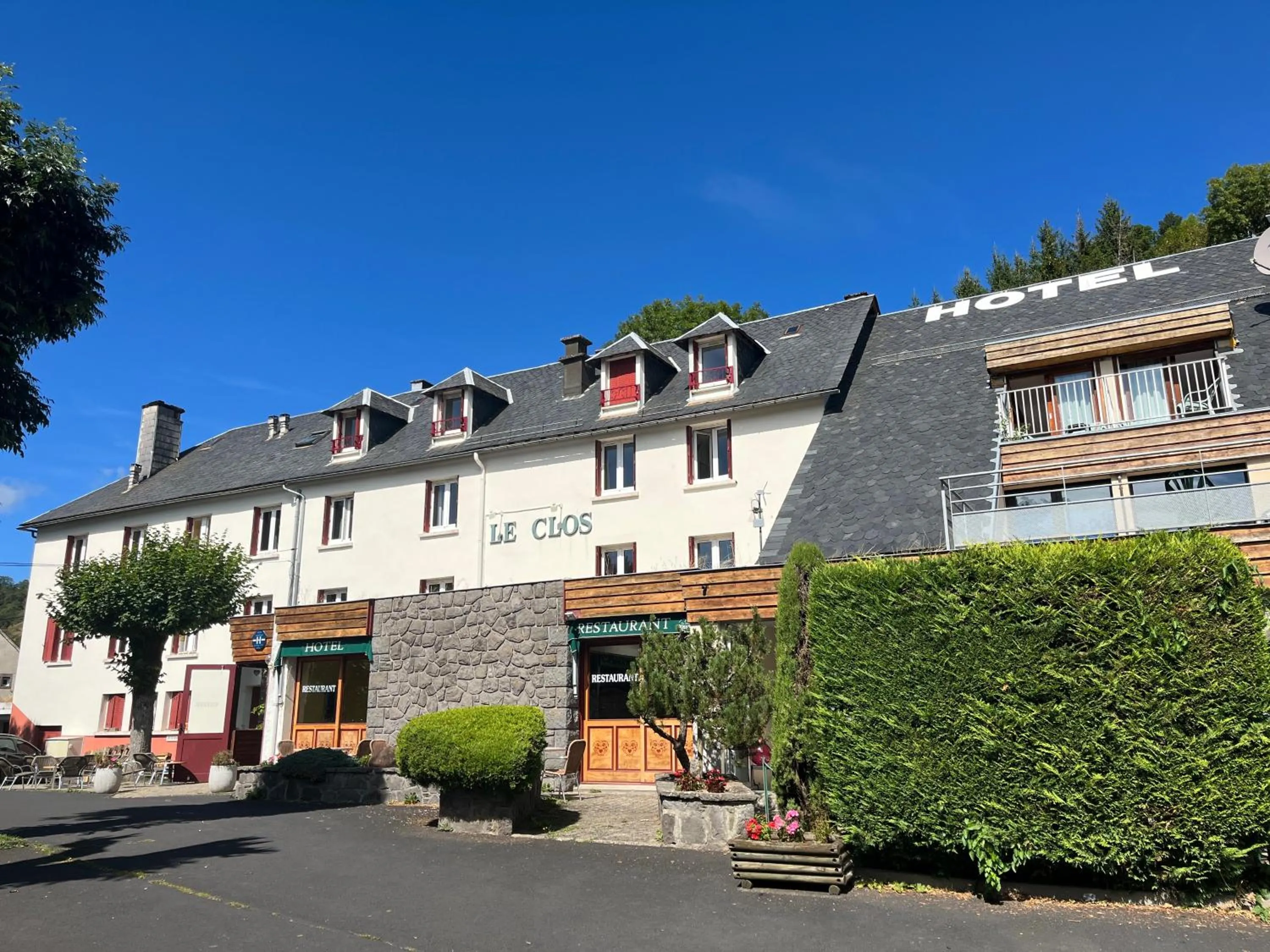 Property building in Hotel Restaurant Le Clos