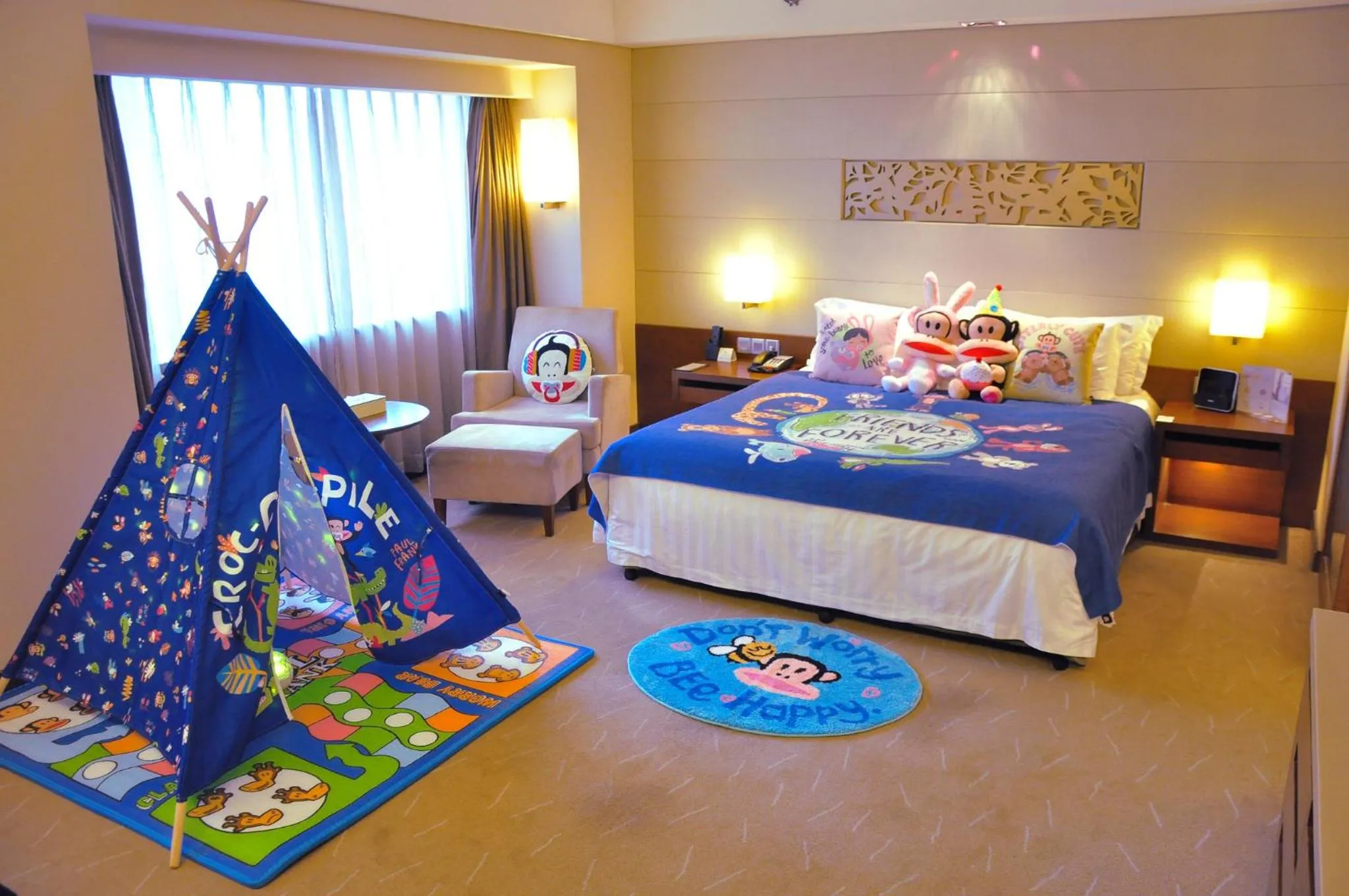 Photo of the whole room, Bed in Crowne Plaza Guangzhou City Centre by IHG