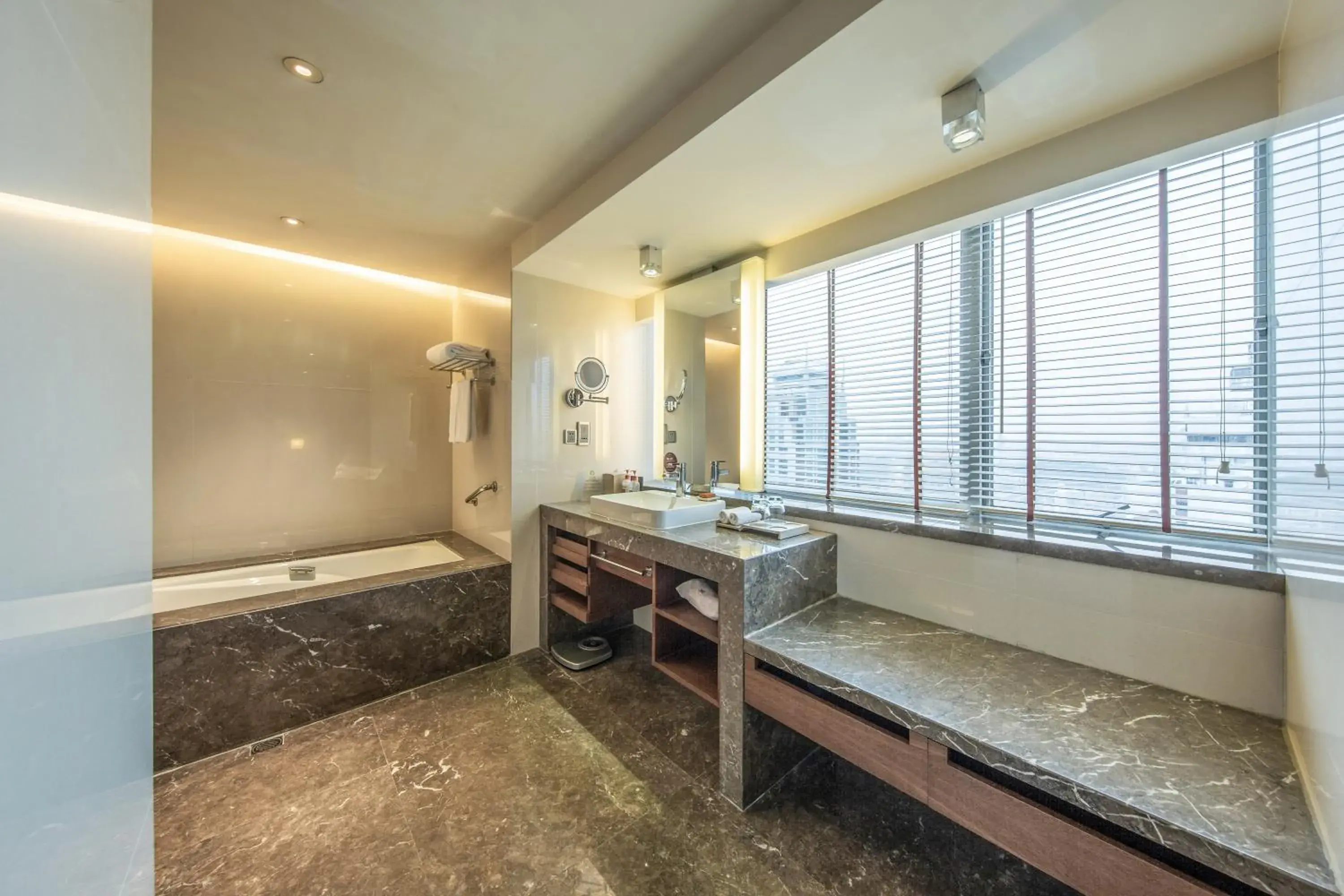 Premium Twin Room with City View in Crowne Plaza Guangzhou City Centre by IHG Premium Twin Room with City View in Crowne Plaza Guangzhou City Centre by IHG