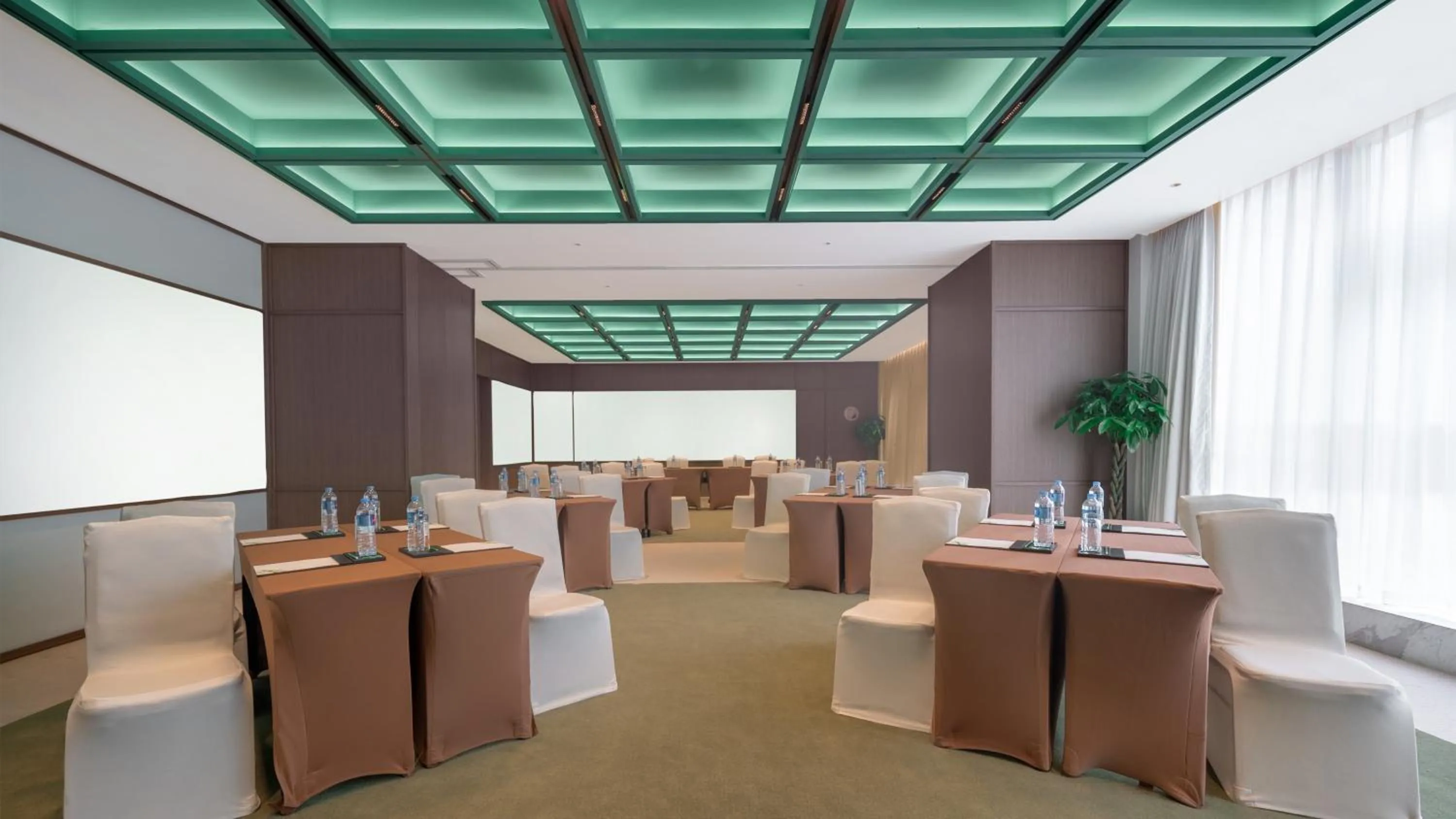 Meeting/conference room in Holiday Inn Beijing Focus Square by IHG