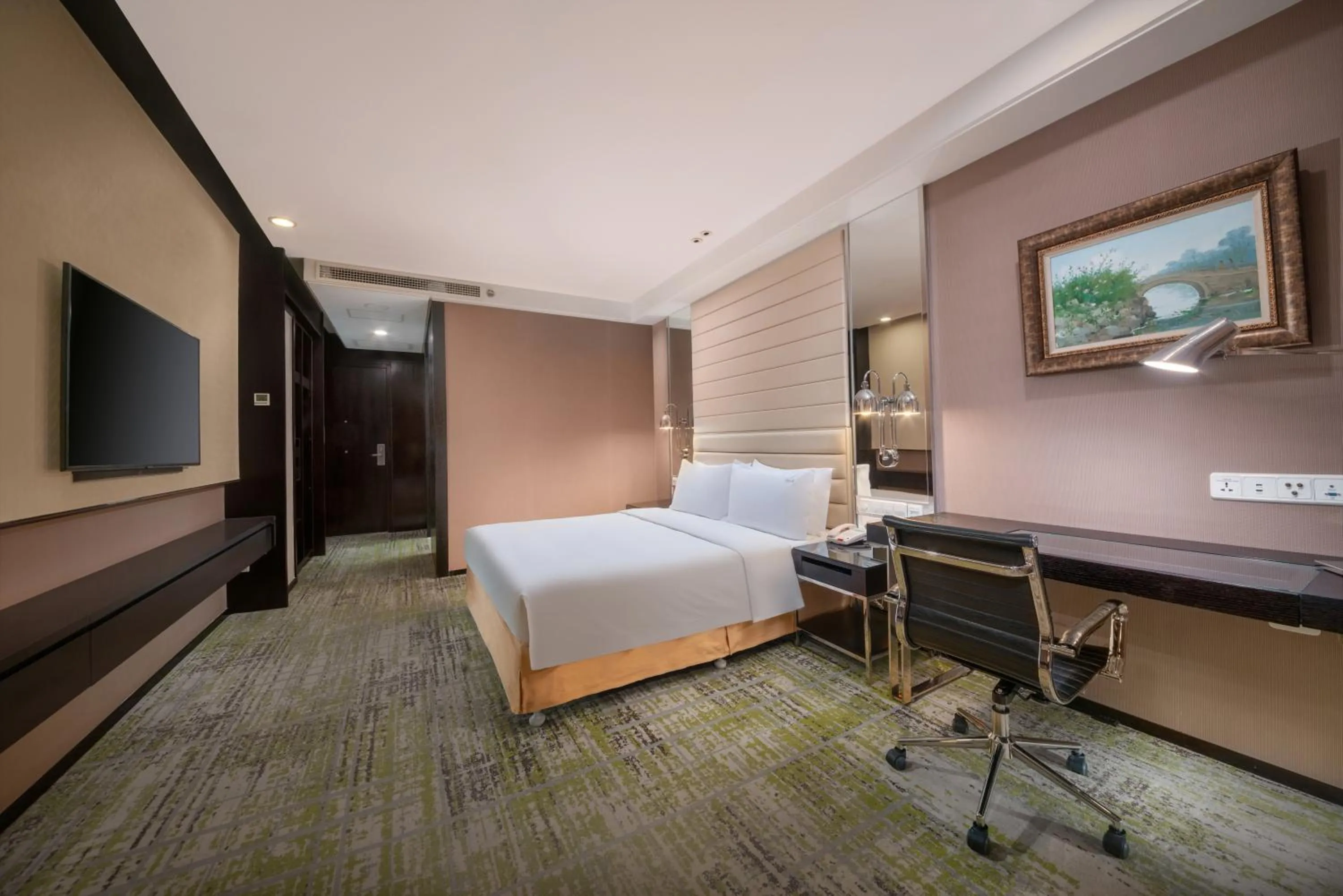 Bed in Holiday Inn Beijing Focus Square by IHG