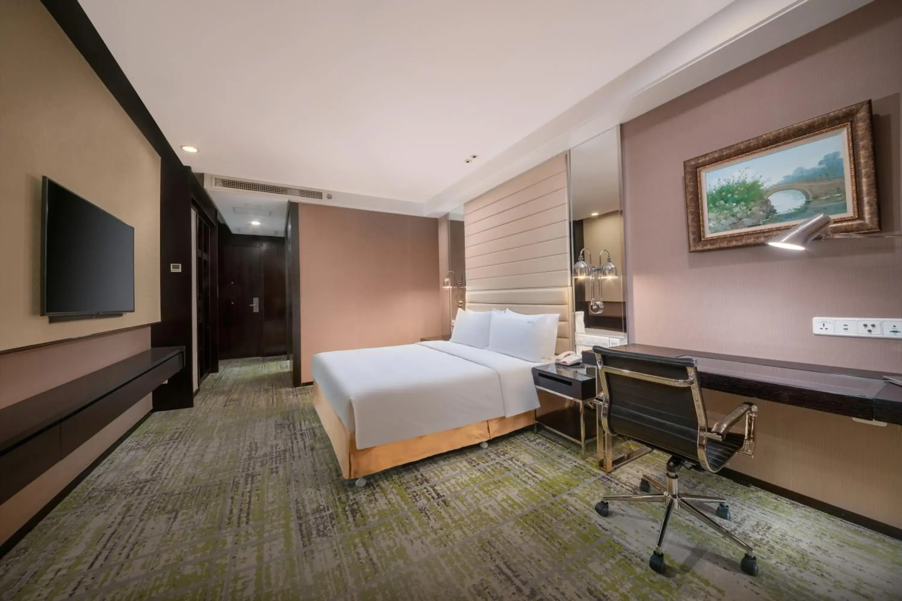 Standard King Room - Accessible in Holiday Inn Beijing Focus Square by IHG Standard King Room - Accessible in Holiday Inn Beijing Focus Square by IHG