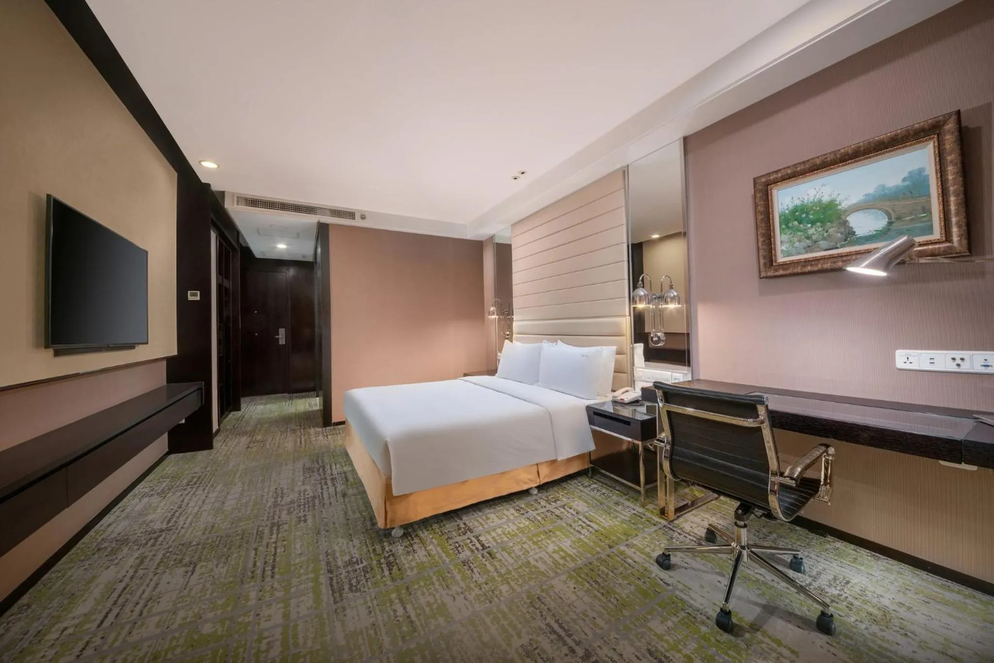 Photo of the whole room, Bed in Holiday Inn Beijing Focus Square by IHG