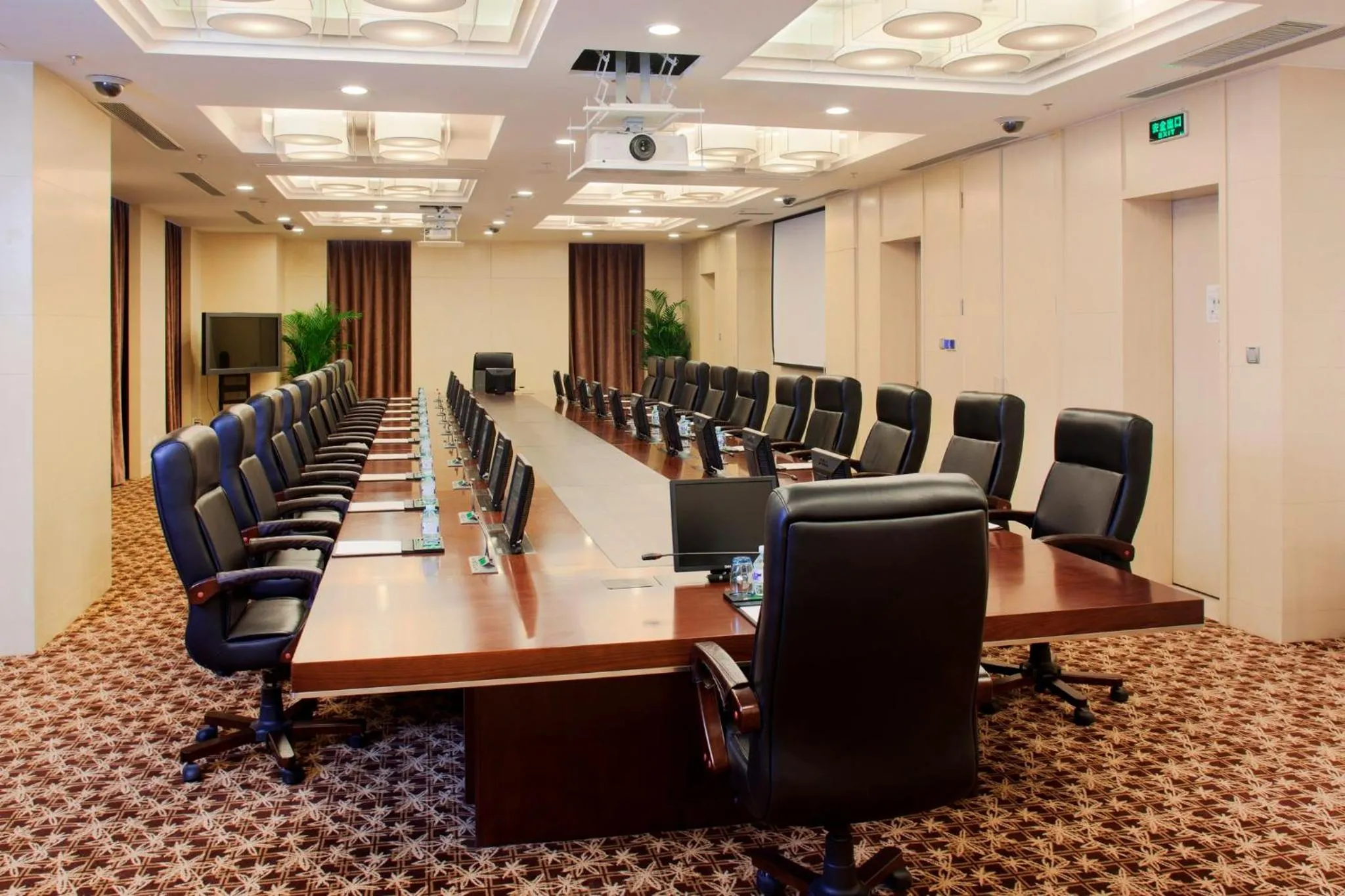Meeting/conference room in Holiday Inn Beijing Focus Square by IHG
