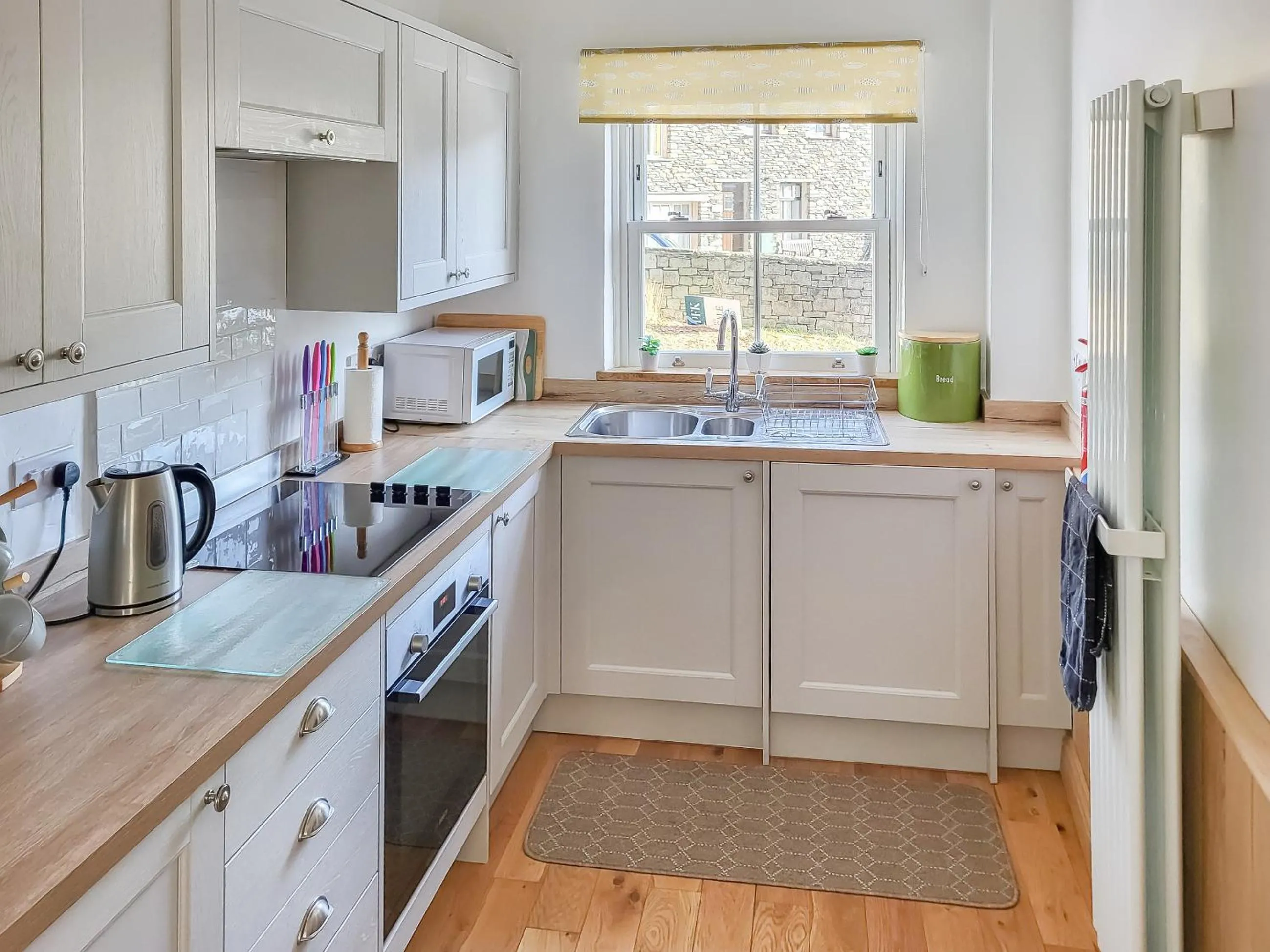 Kitchen or kitchenette in Poachers Cottage