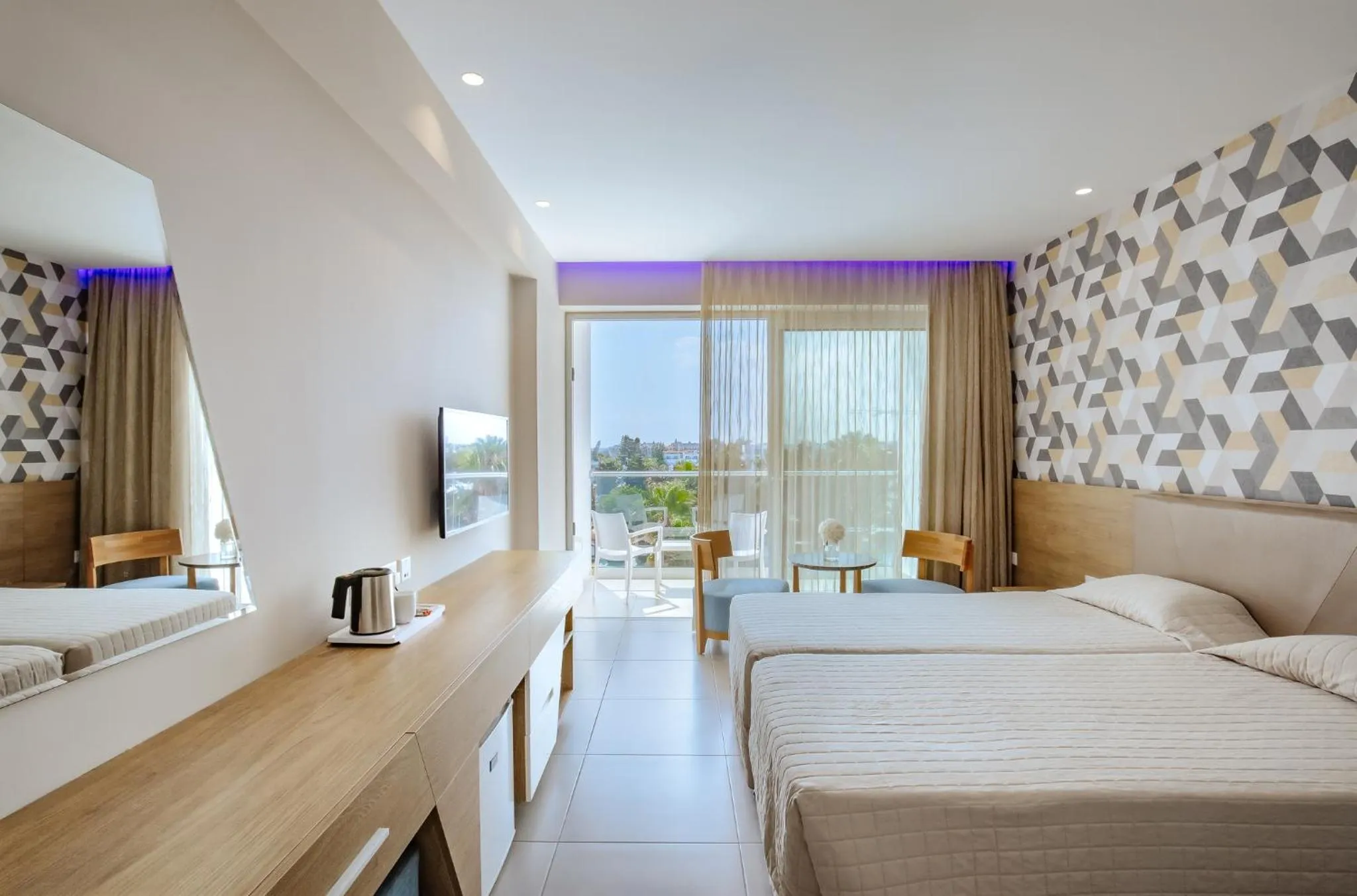 Photo of the whole room, Bed in Seasons Hotel (Adults Only)