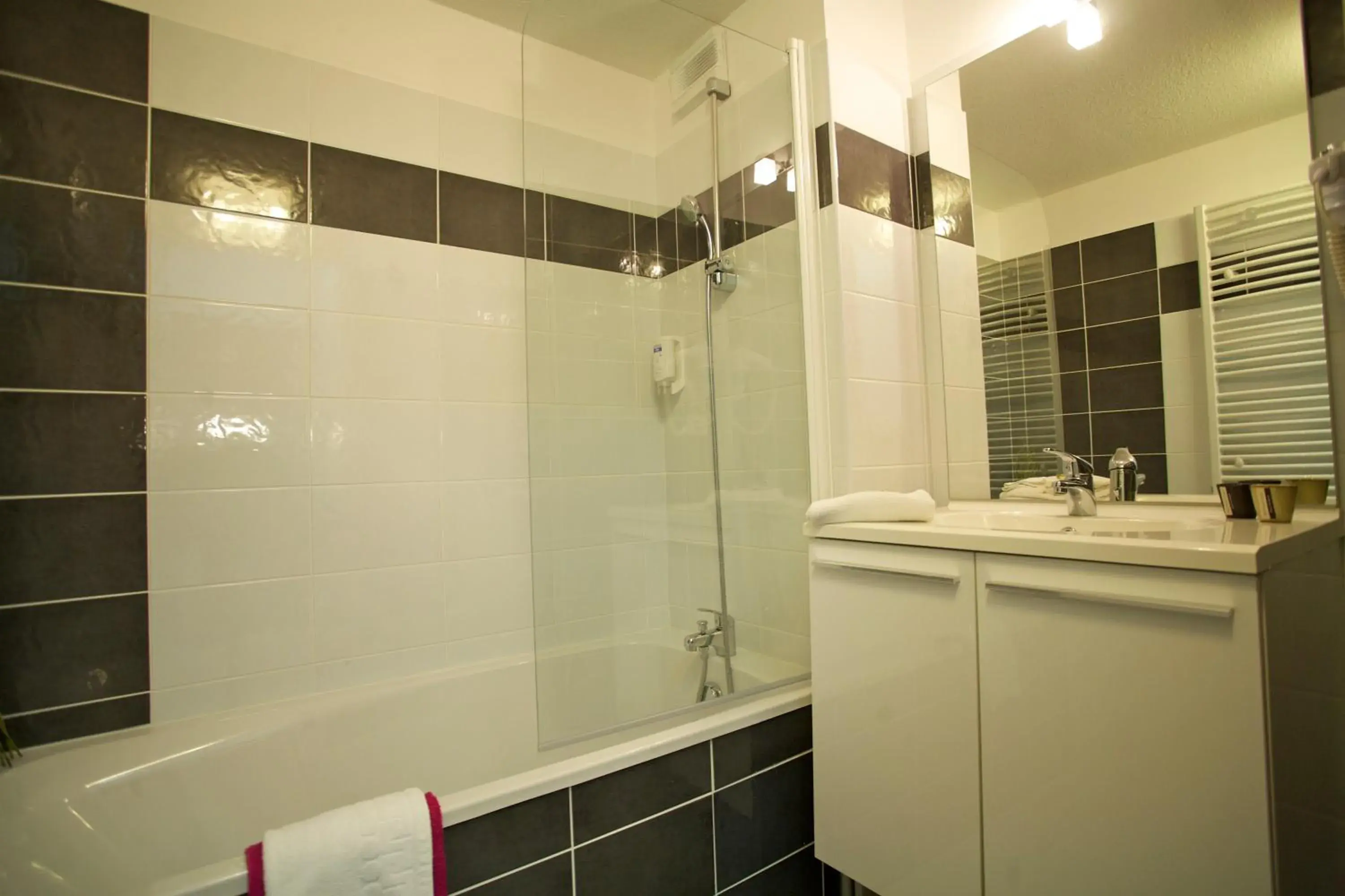 Bathroom in Lagrange Aparthotel Montpellier Millénaire Bathroom in Lagrange Aparthotel Montpellier Millénaire