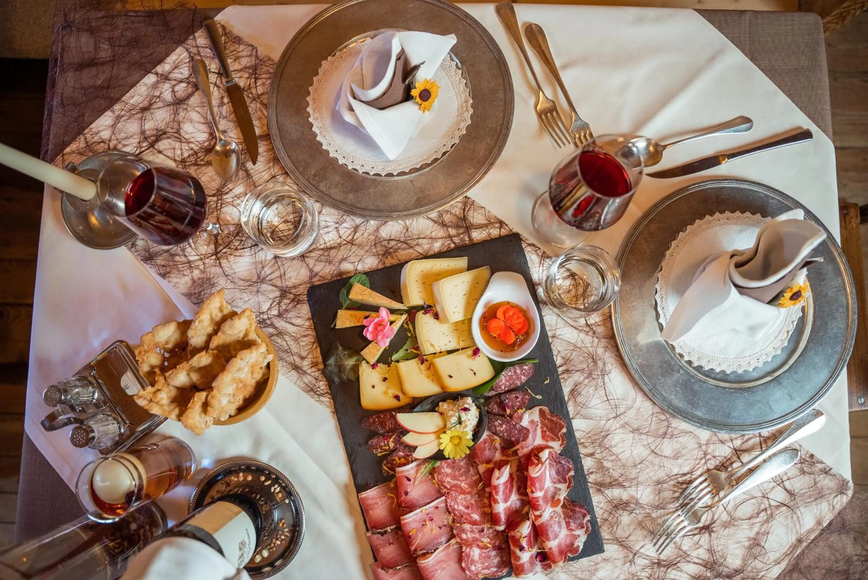 Restaurant/places to eat in Charme Hotel Uridl