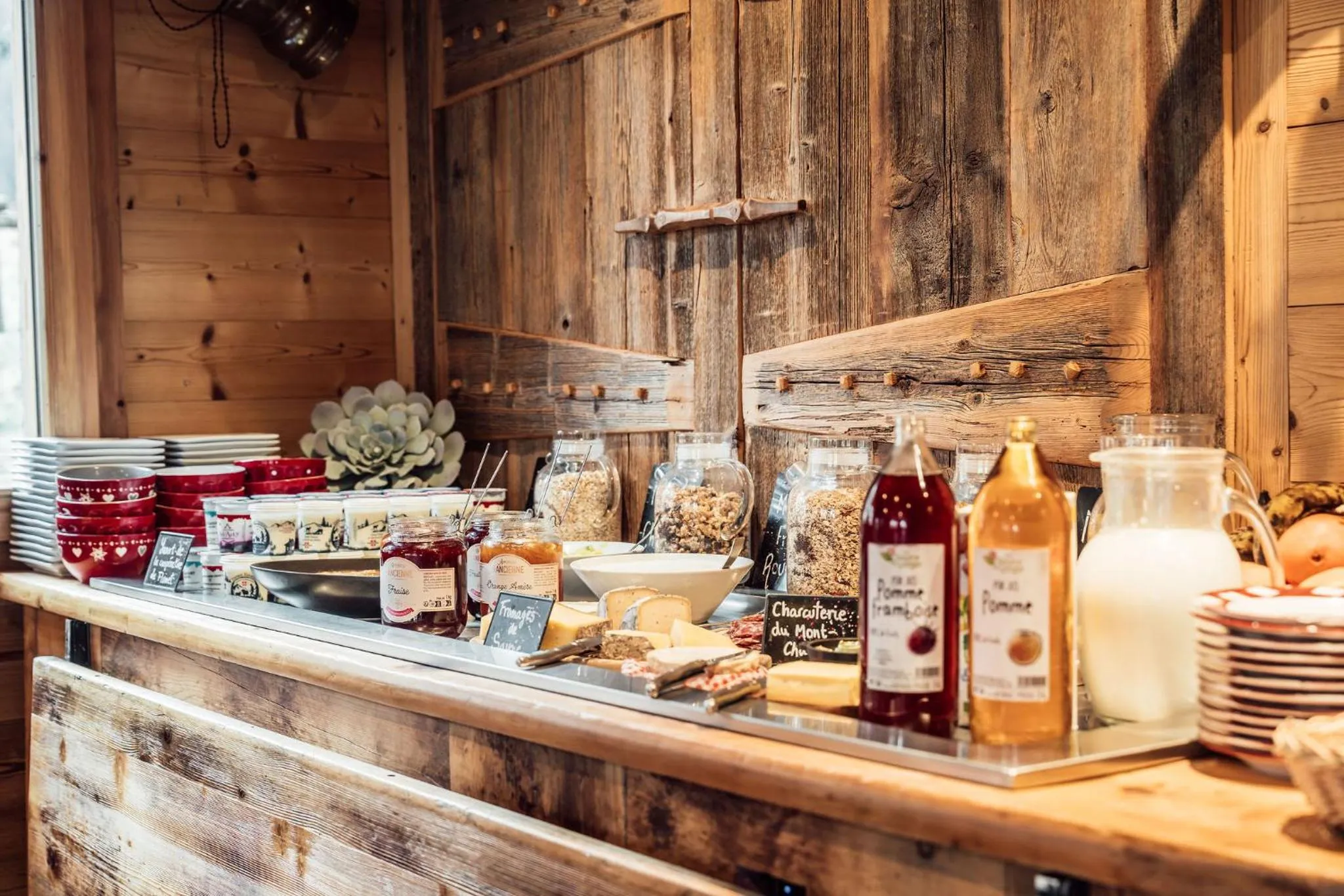 Breakfast in Chalet Hôtel du Mont-Charvin & Spa