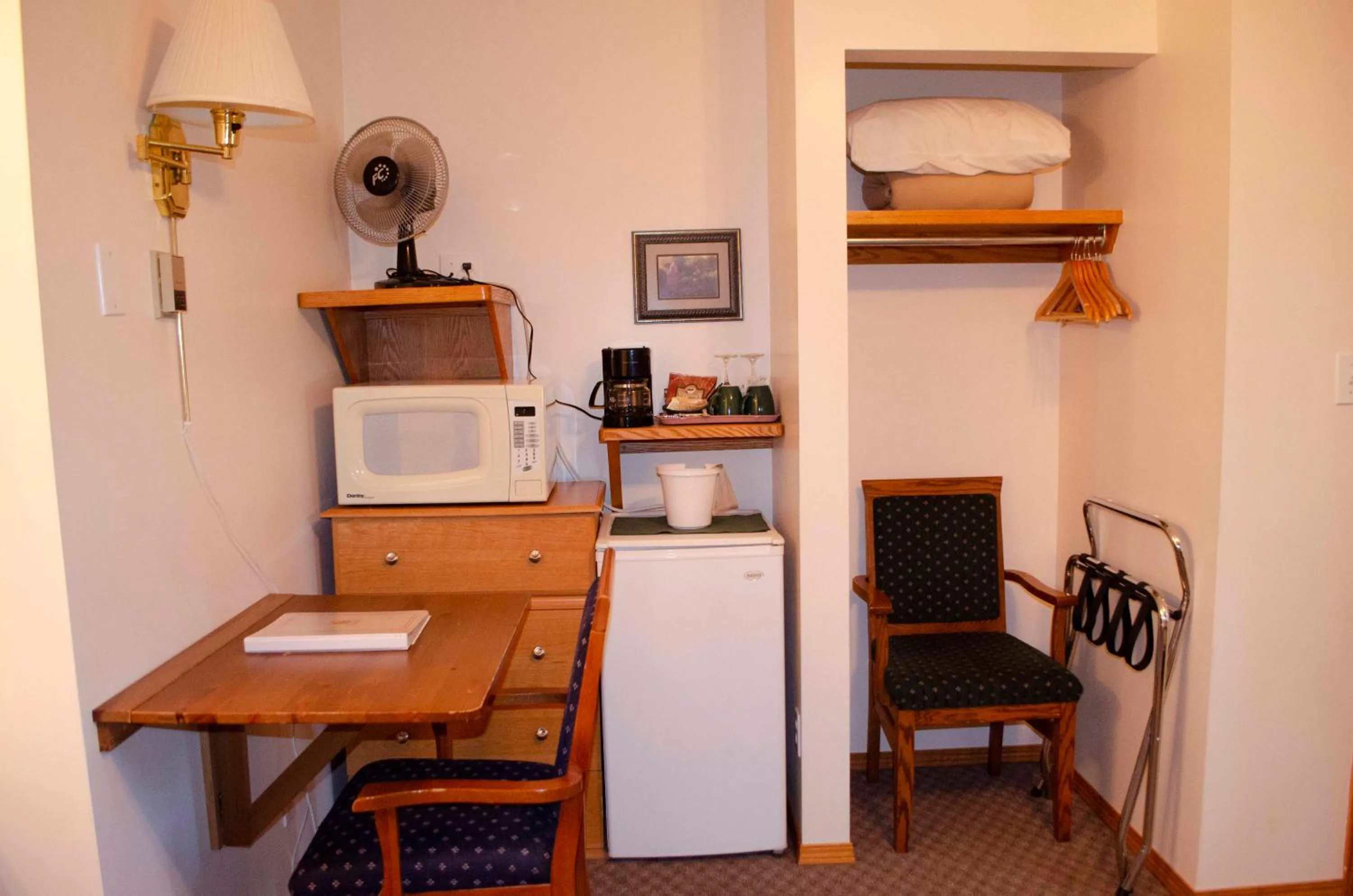Coffee/tea facilities in Crandell Mountain Lodge