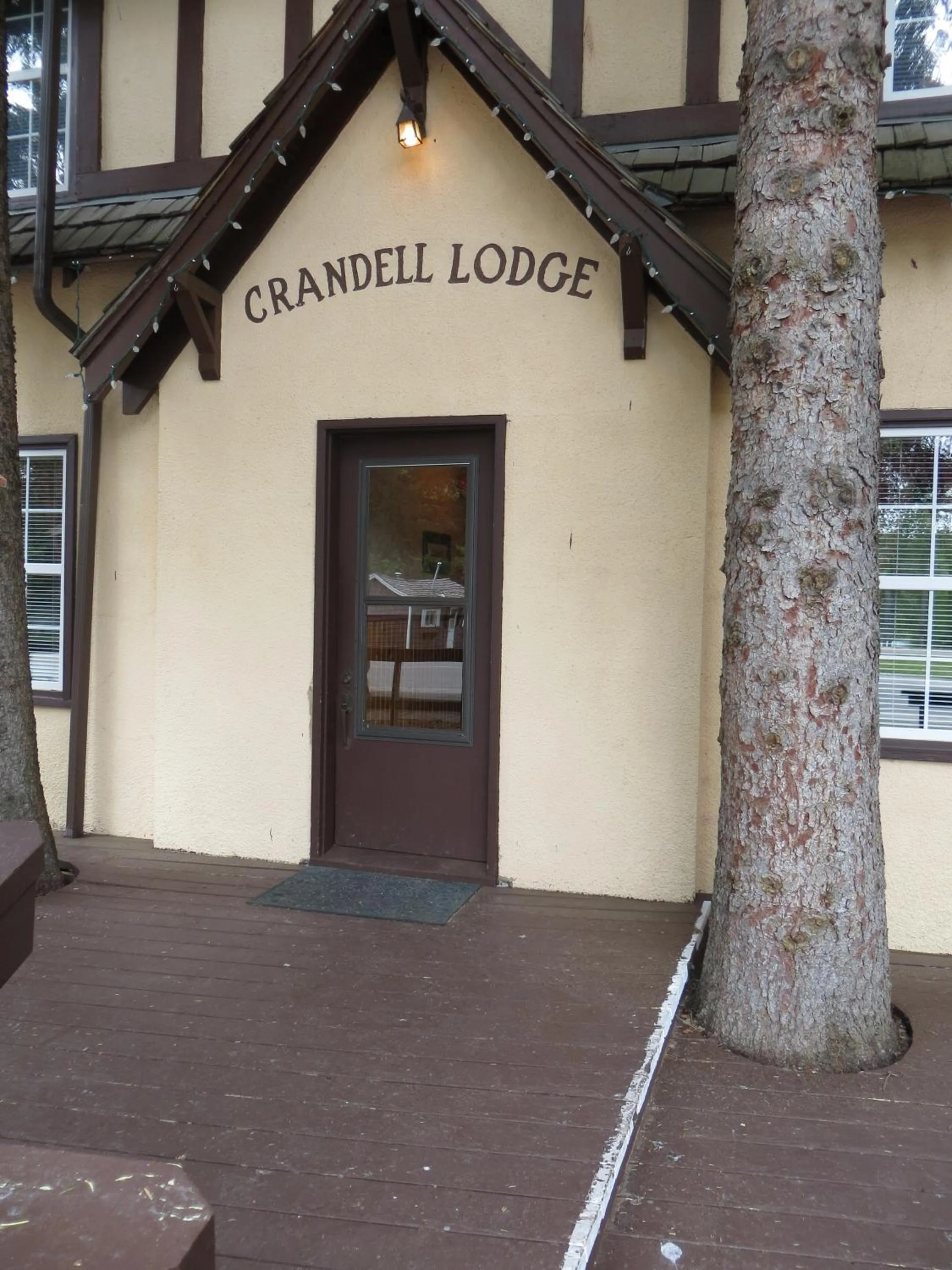 Facade/entrance in Crandell Mountain Lodge