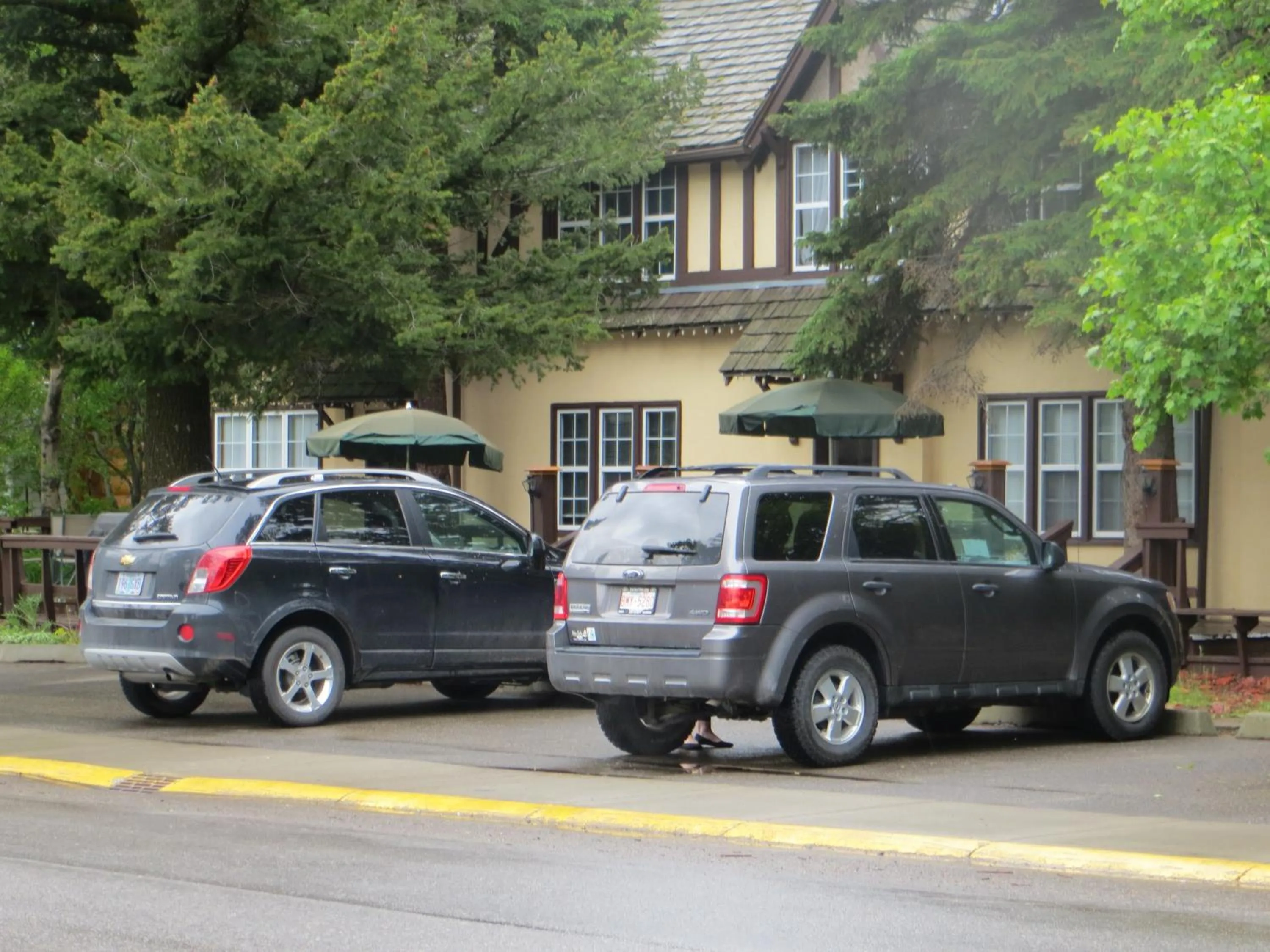 Facade/entrance in Crandell Mountain Lodge