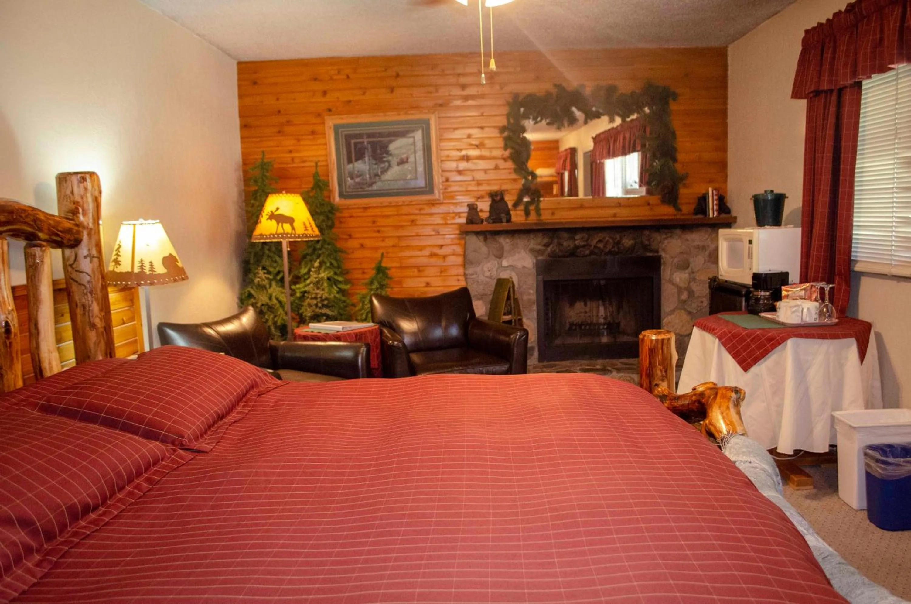 Living room, Bed in Crandell Mountain Lodge