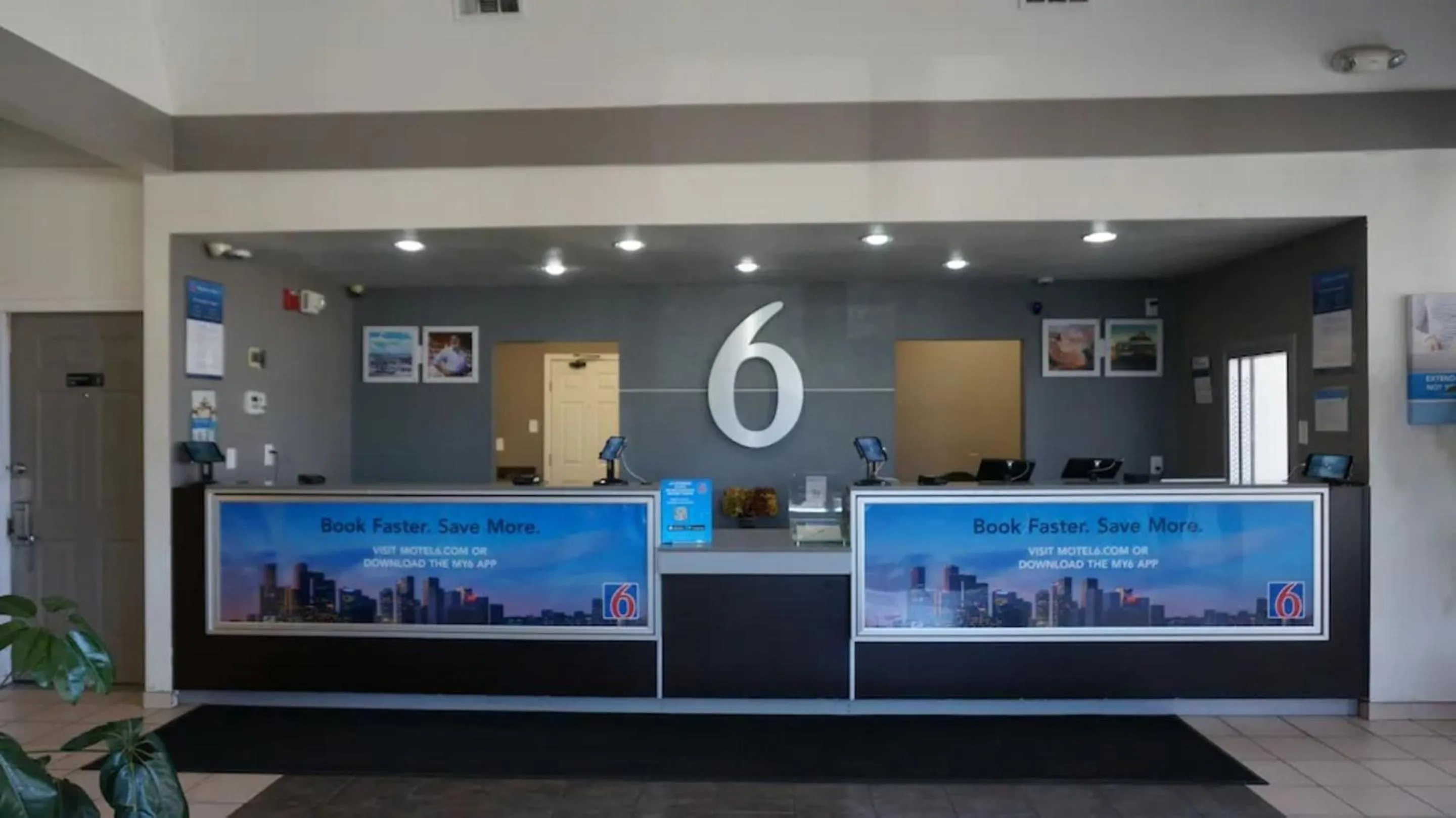 Lobby or reception in Motel 6-Belmont, CA - San Francisco - Redwood City