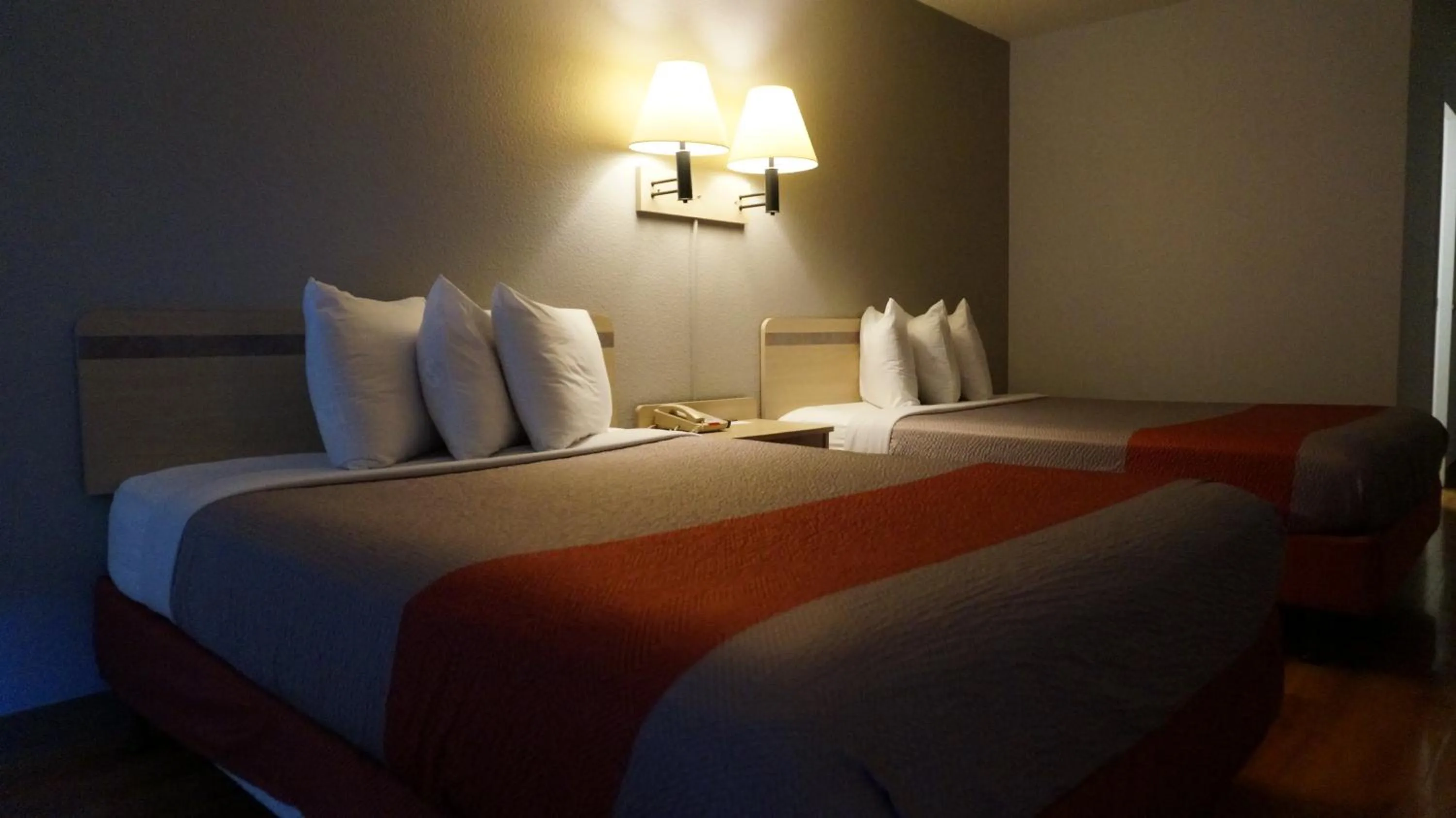 Queen Room with Two Queen Beds - single occupancy in Motel 6-Belmont, CA - San Francisco - Redwood City