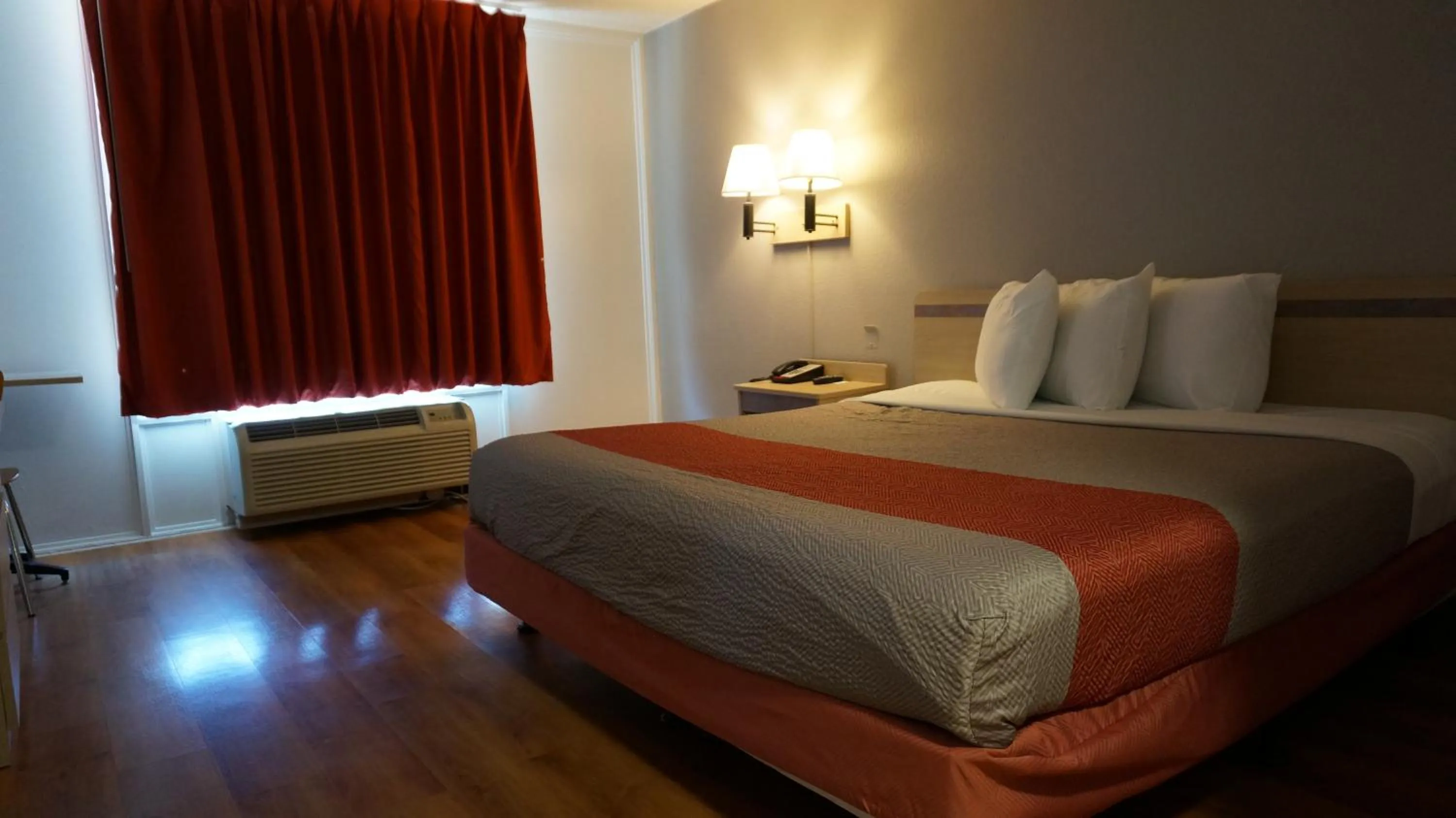 Queen Room - Non-Smoking in Motel 6-Belmont, CA - San Francisco - Redwood City