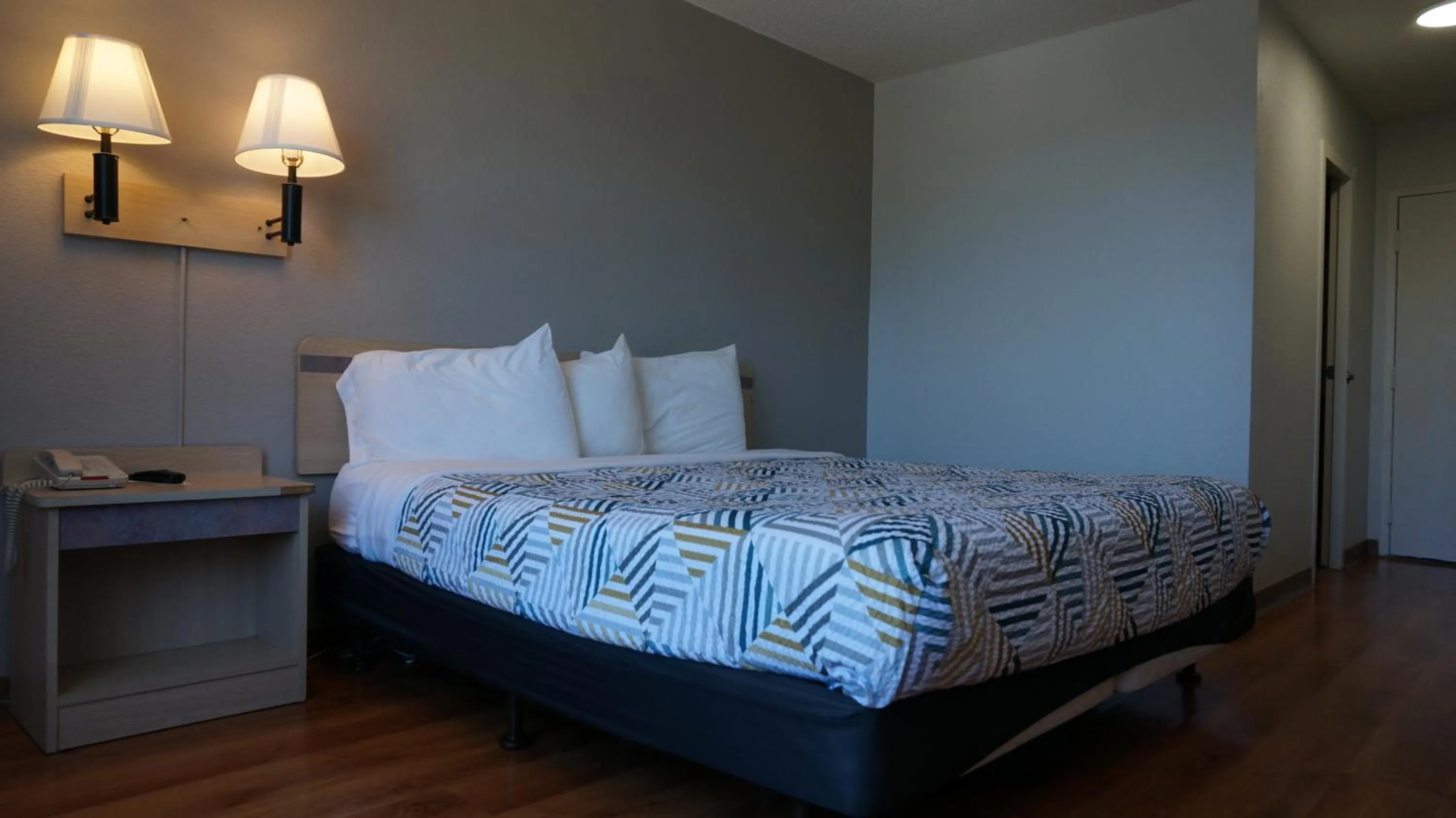 Bed in Motel 6-Belmont, CA - San Francisco - Redwood City