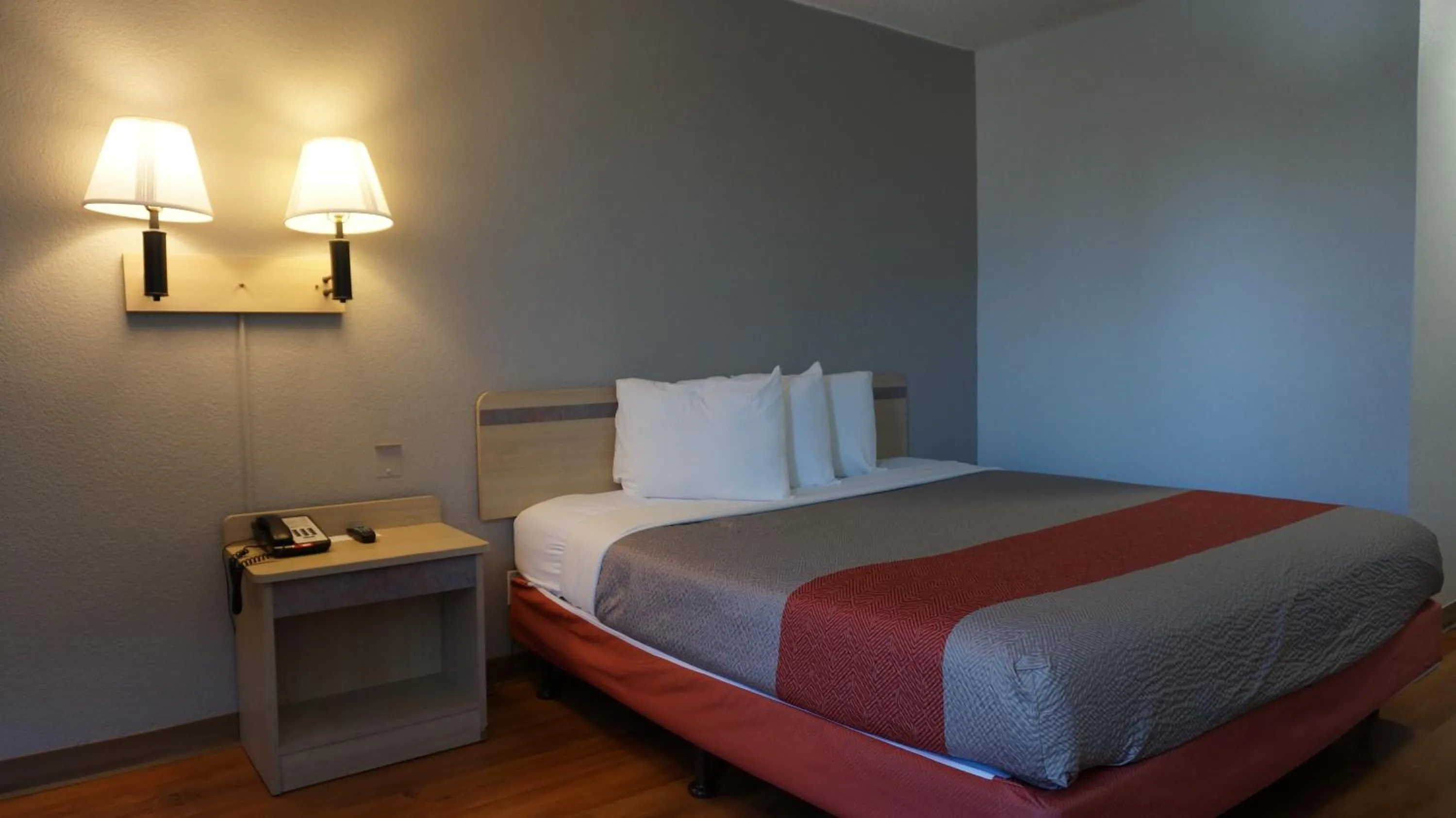 King Room - single occupancy in Motel 6-Belmont, CA - San Francisco - Redwood City