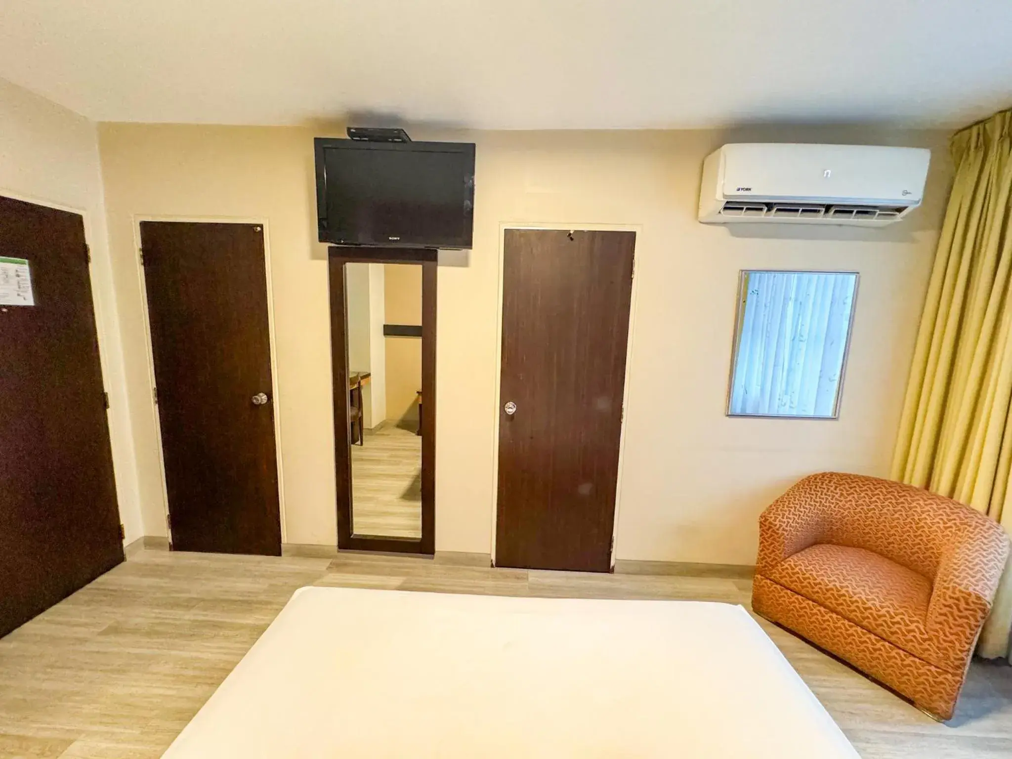 TV and multimedia, Bed in GH Alexander Hotel TV and multimedia, Bed in GH Alexander Hotel