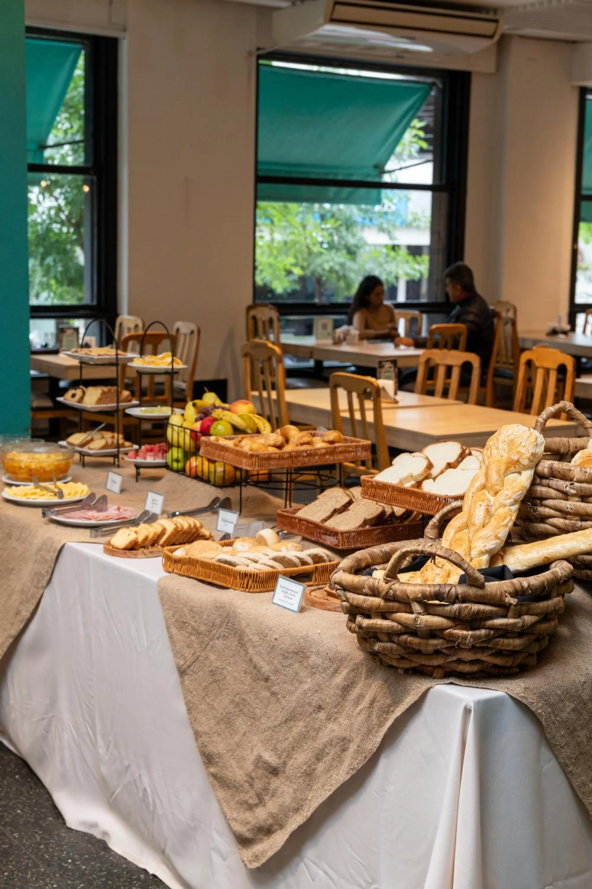 Restaurant/places to eat in Hotel Premier