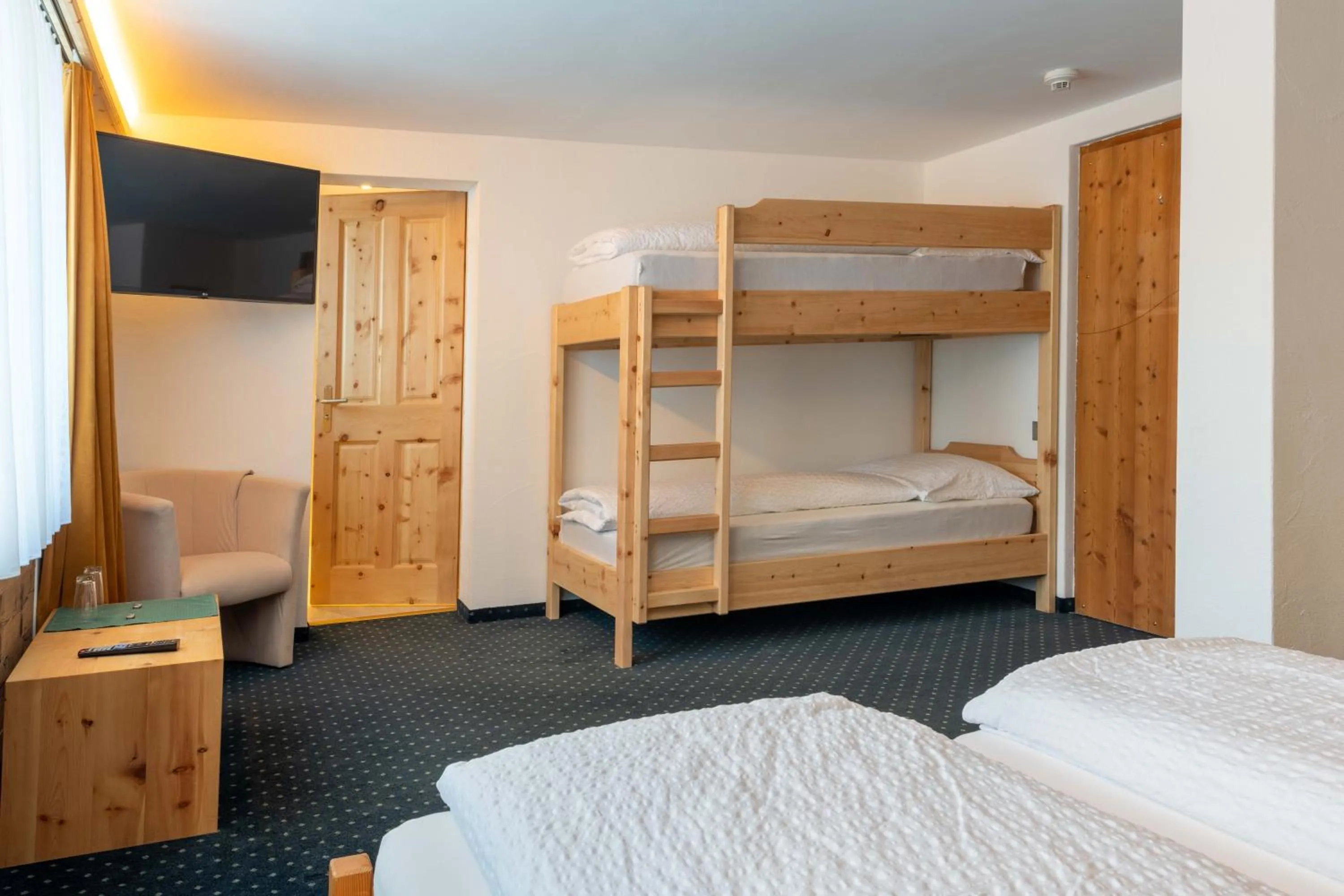 bunk bed, Bed in Hotel Grischuna