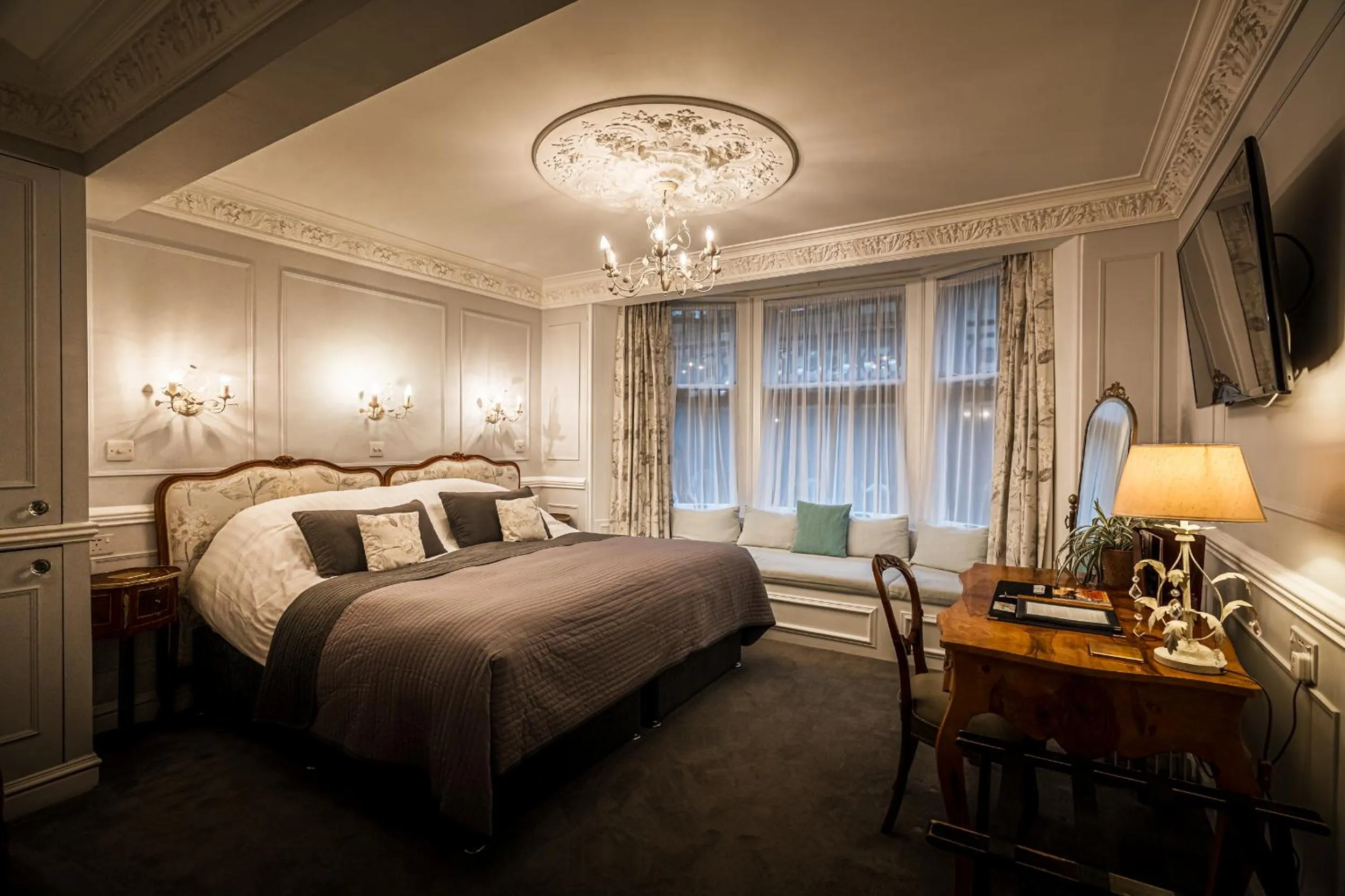 Photo of the whole room, Bed in The Alamo Guest House