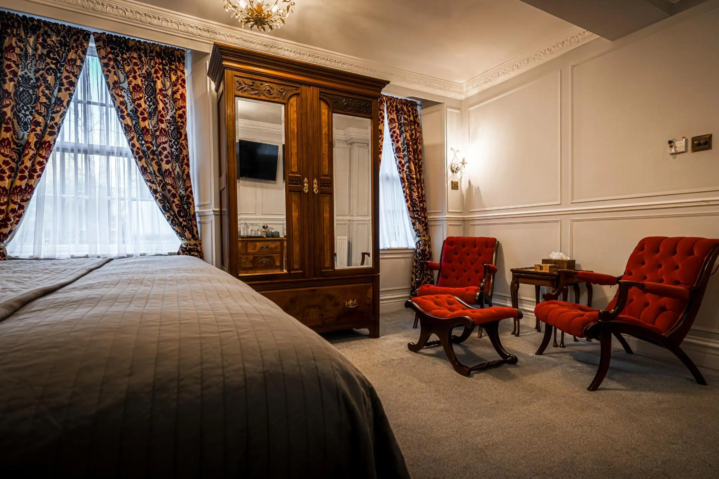 Seating area, Bed in The Alamo Guest House