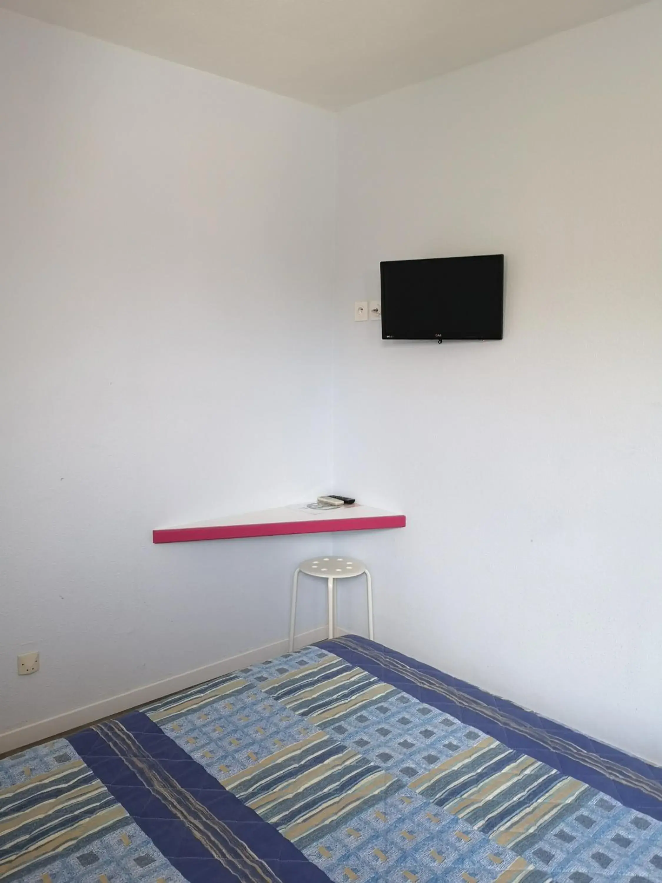 Bed in Hôtel Triotel Bed in Hôtel Triotel