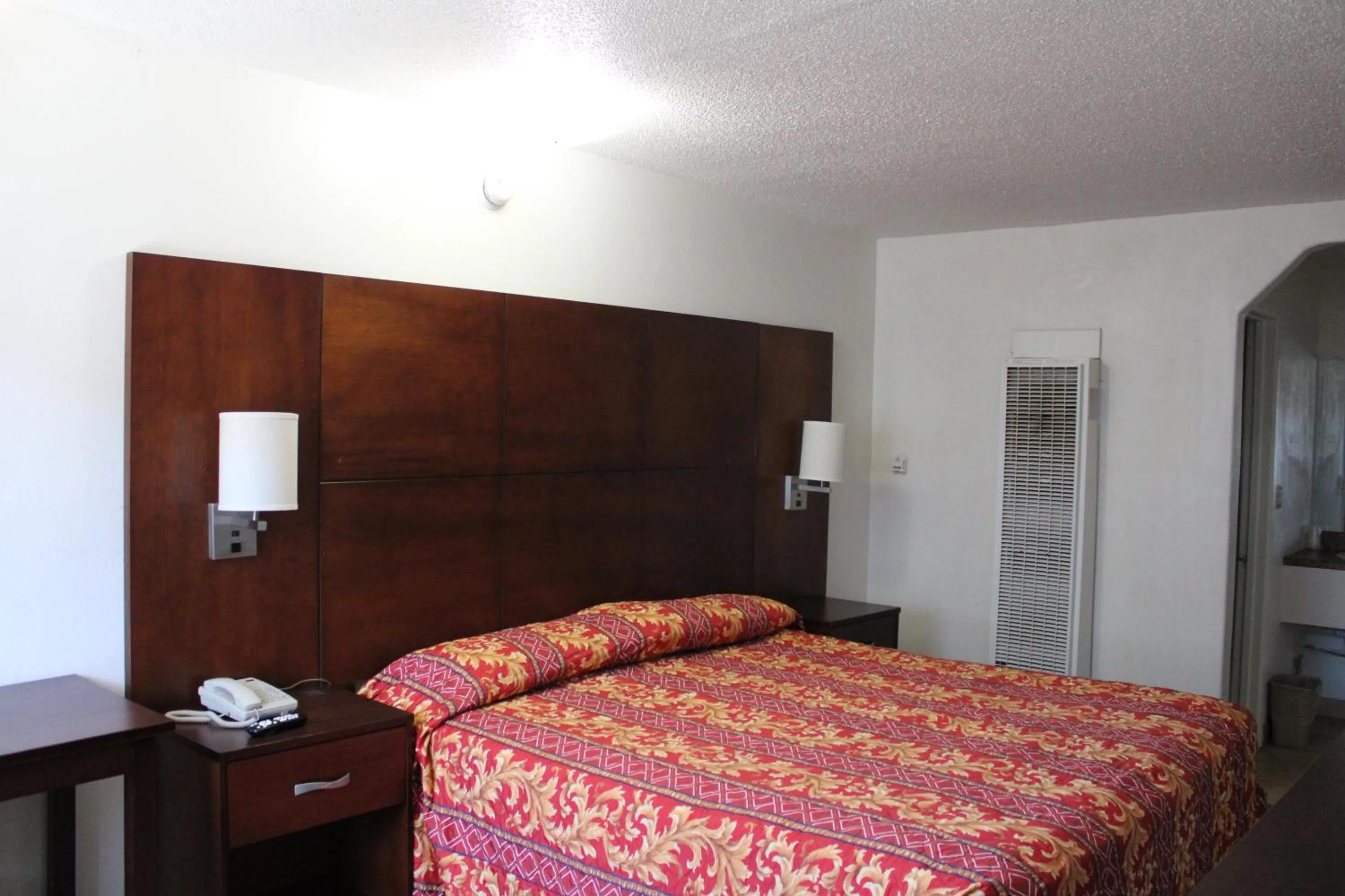 Bedroom, Bed in Flagstaff Motel