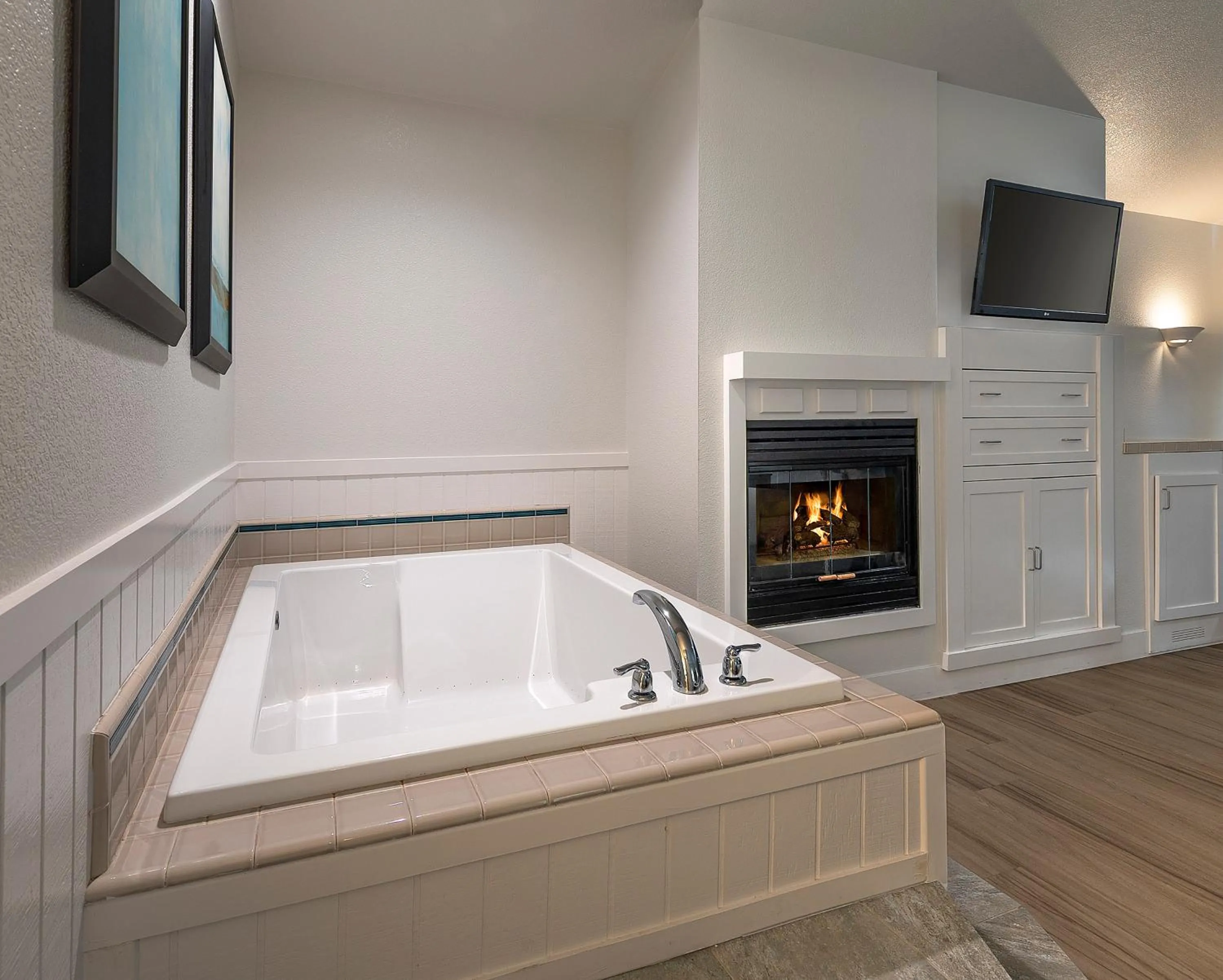 Bath in Cambria Landing Inn and Suites