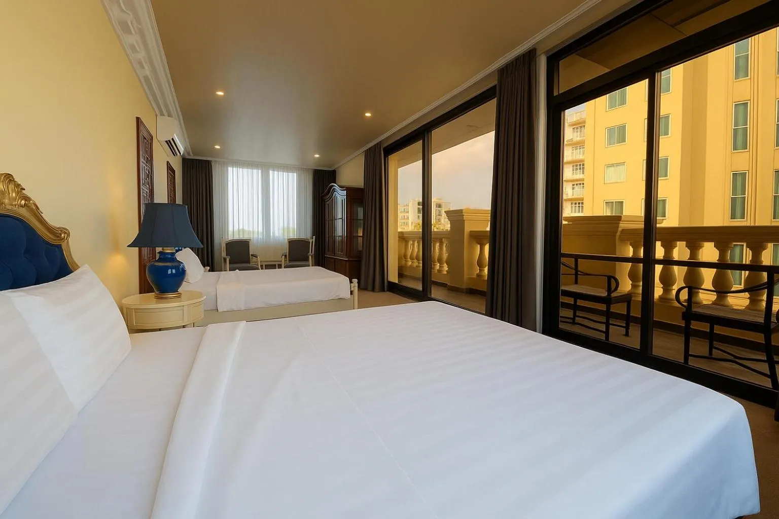 Bed in Sam Royal Apartment