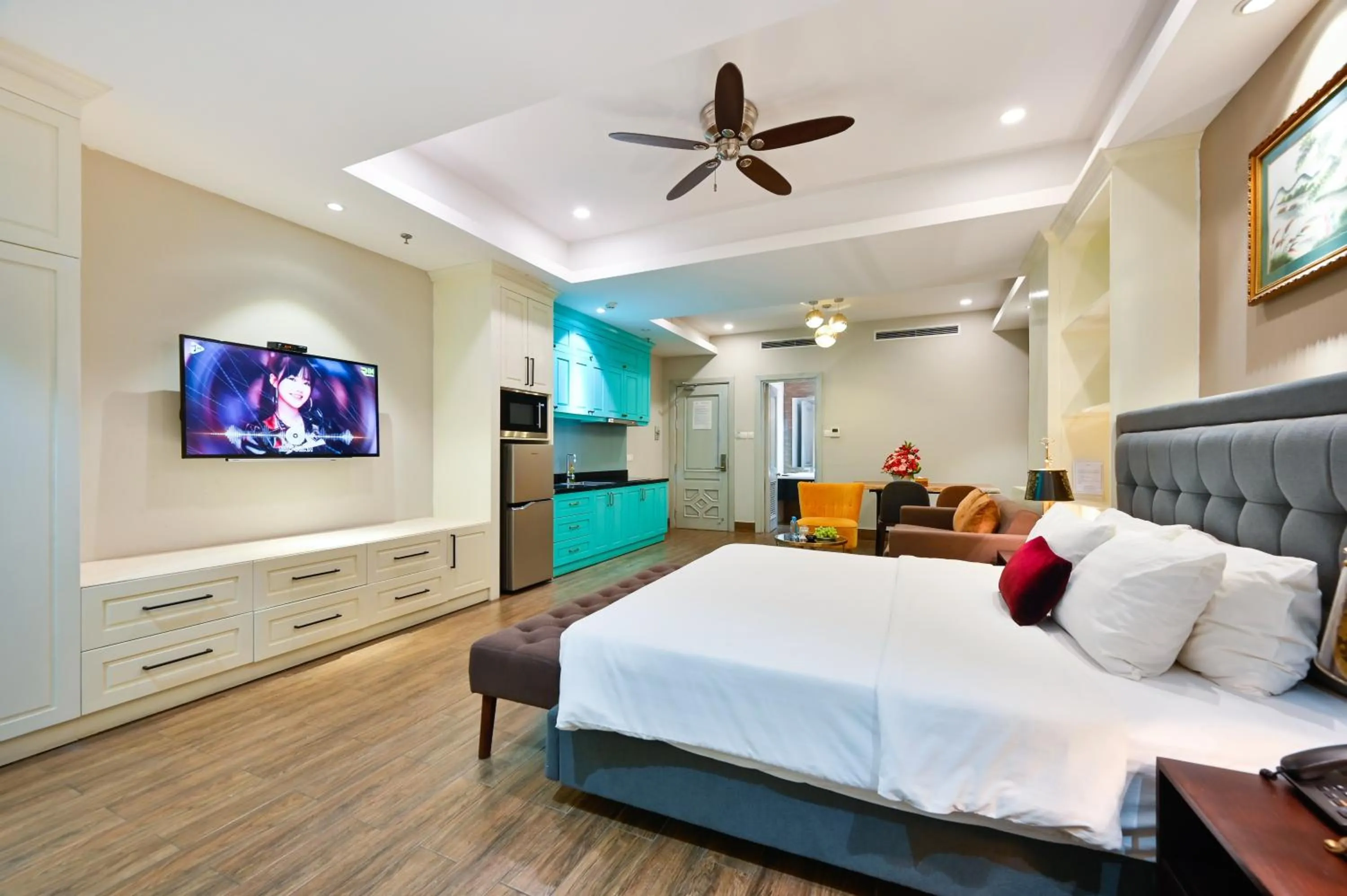 Photo of the whole room, Bed in Sam Royal Apartment