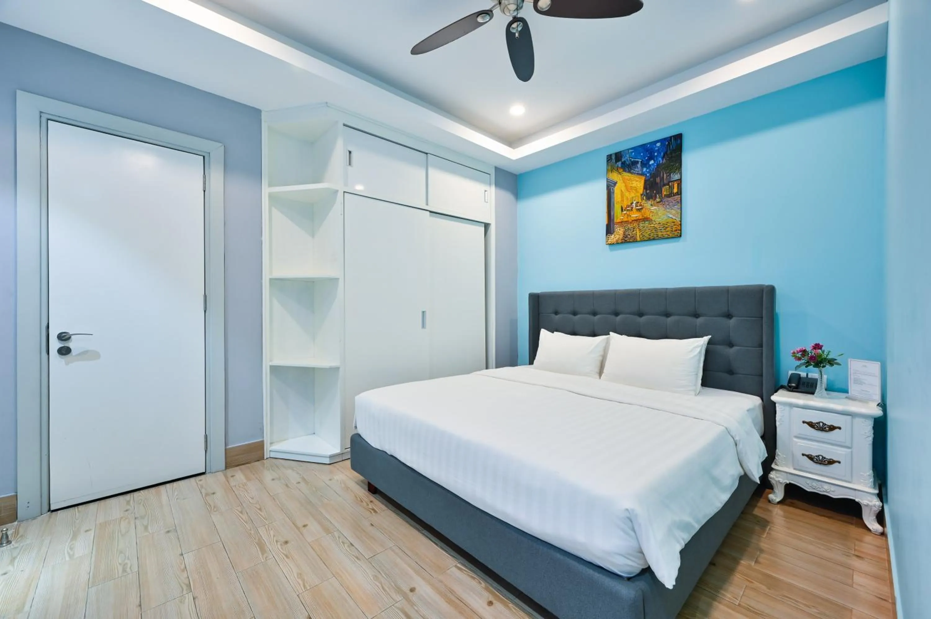 Bedroom, Bed in Sam Royal Apartment