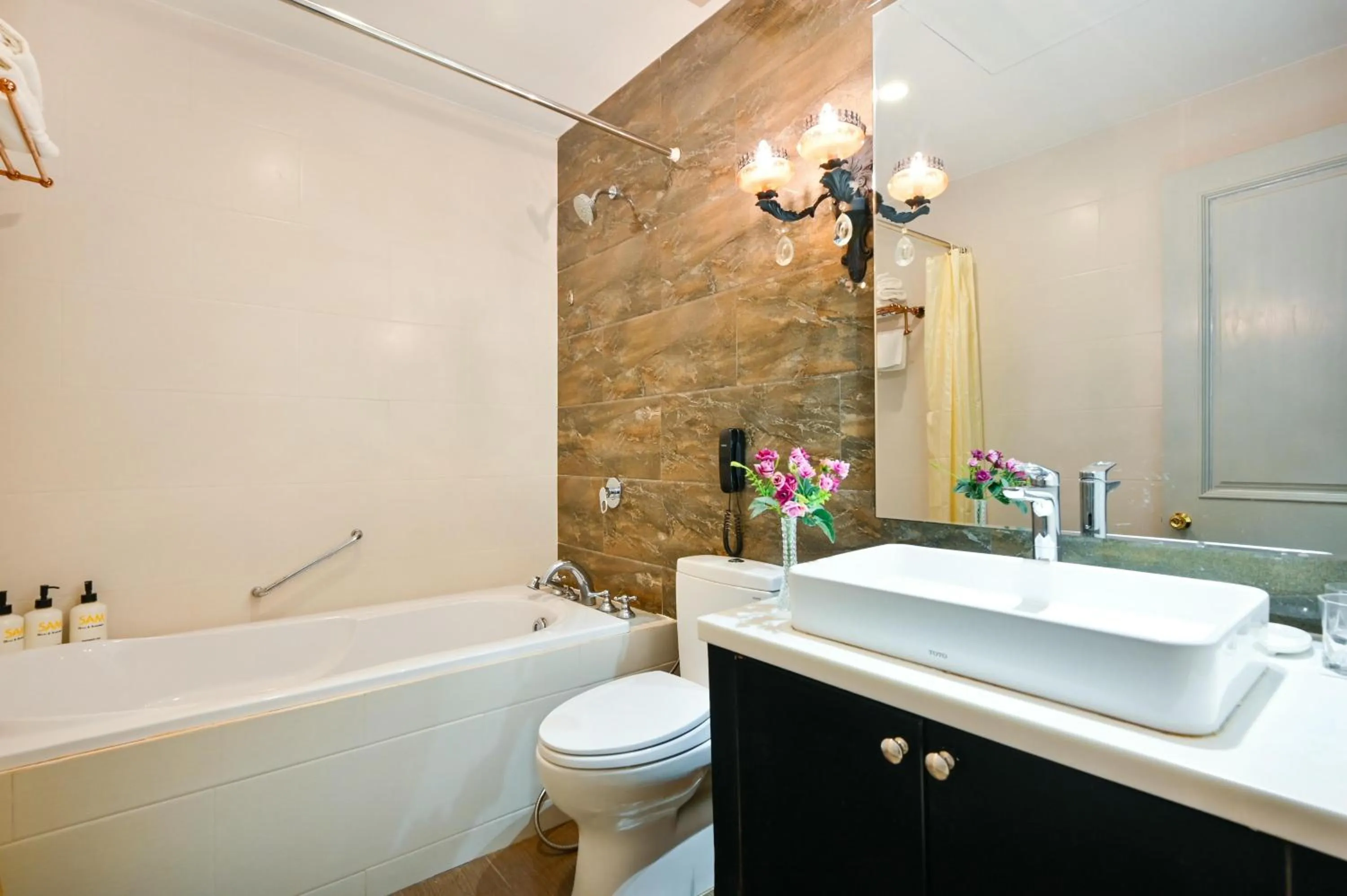 Shower in Sam Royal Apartment