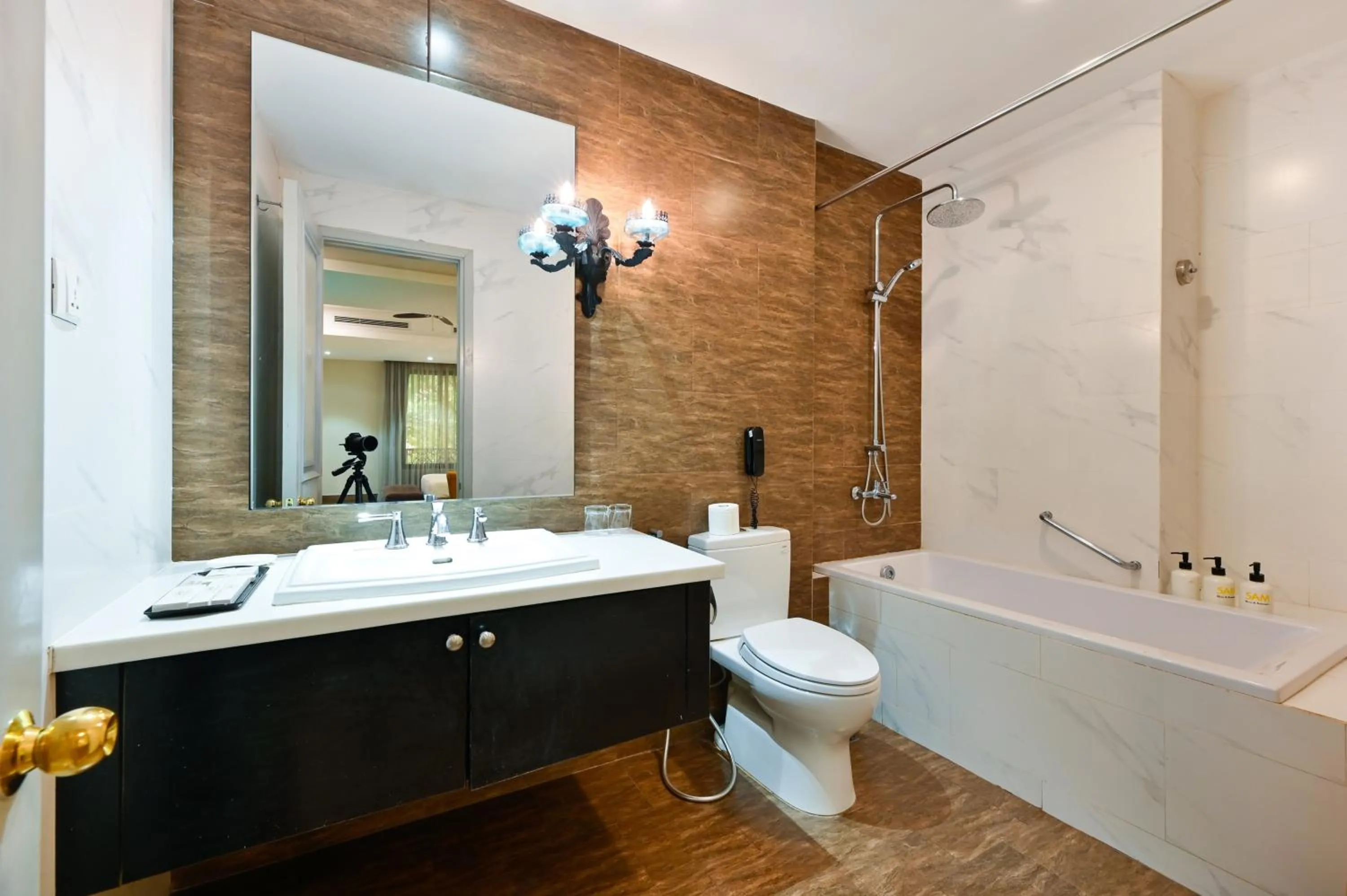 Shower in Sam Royal Apartment