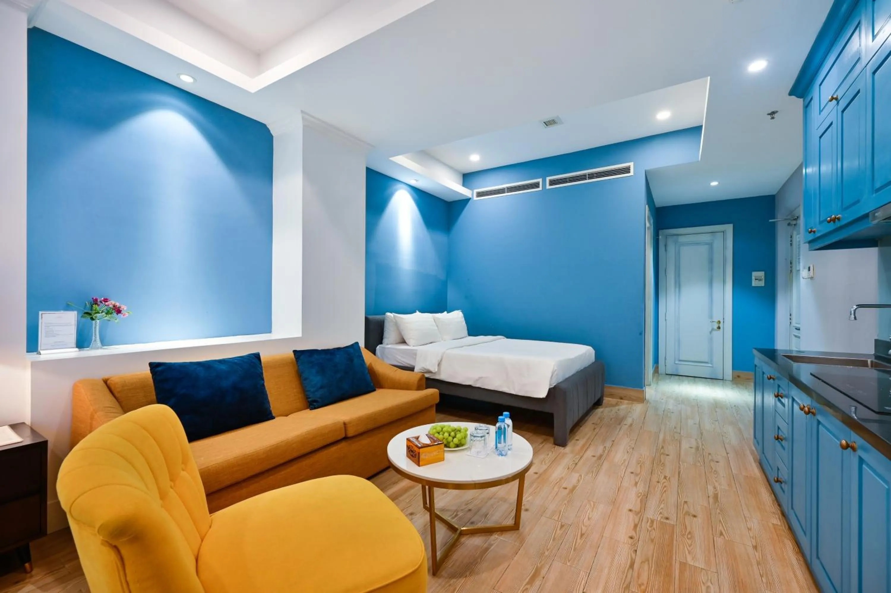 Photo of the whole room, Bed in Sam Royal Apartment