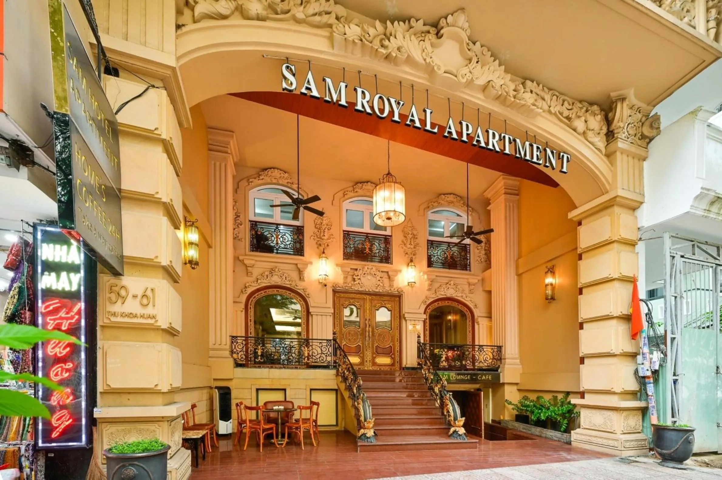 Facade/entrance in Sam Royal Apartment