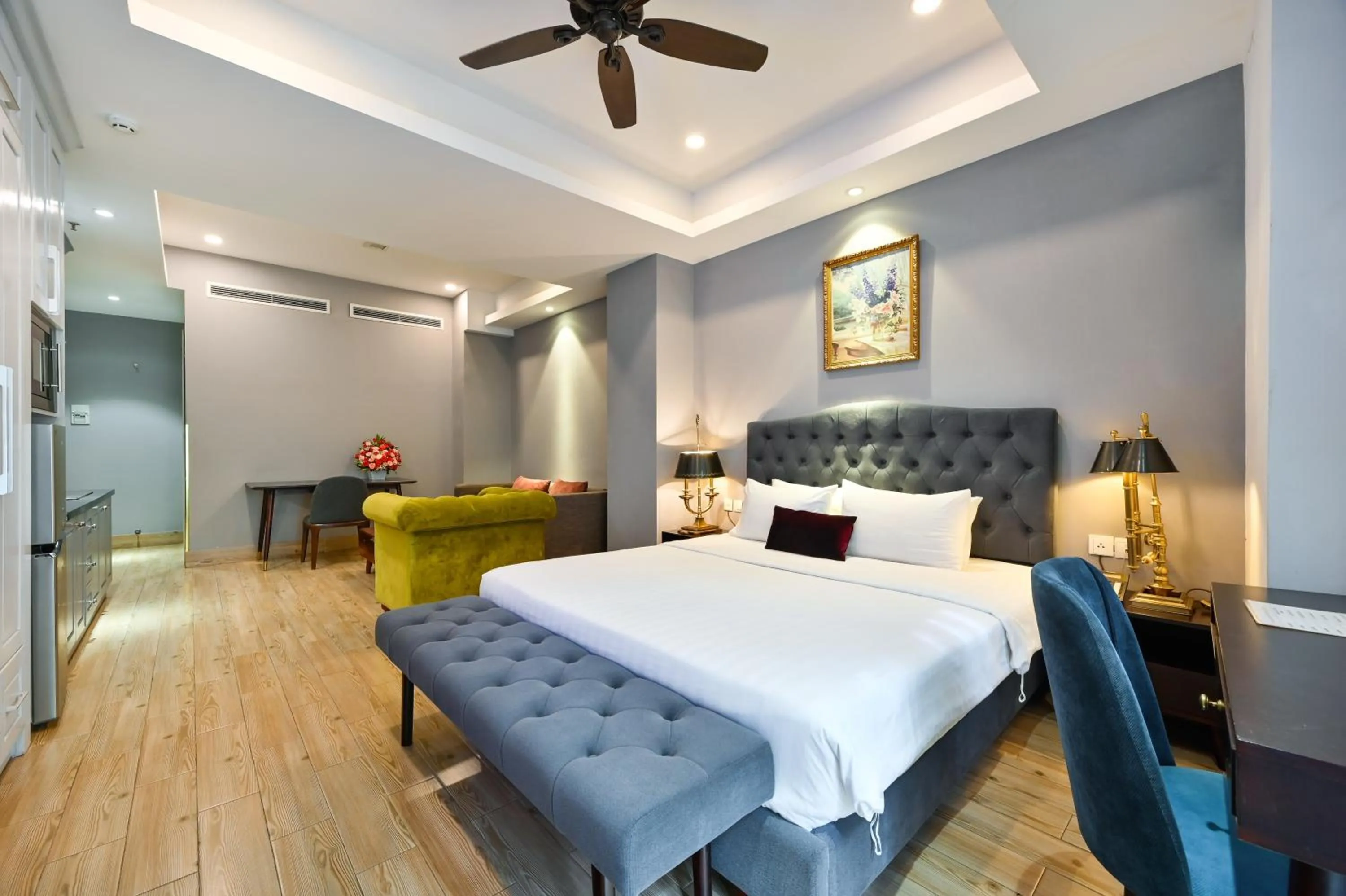 Photo of the whole room, Bed in Sam Royal Apartment