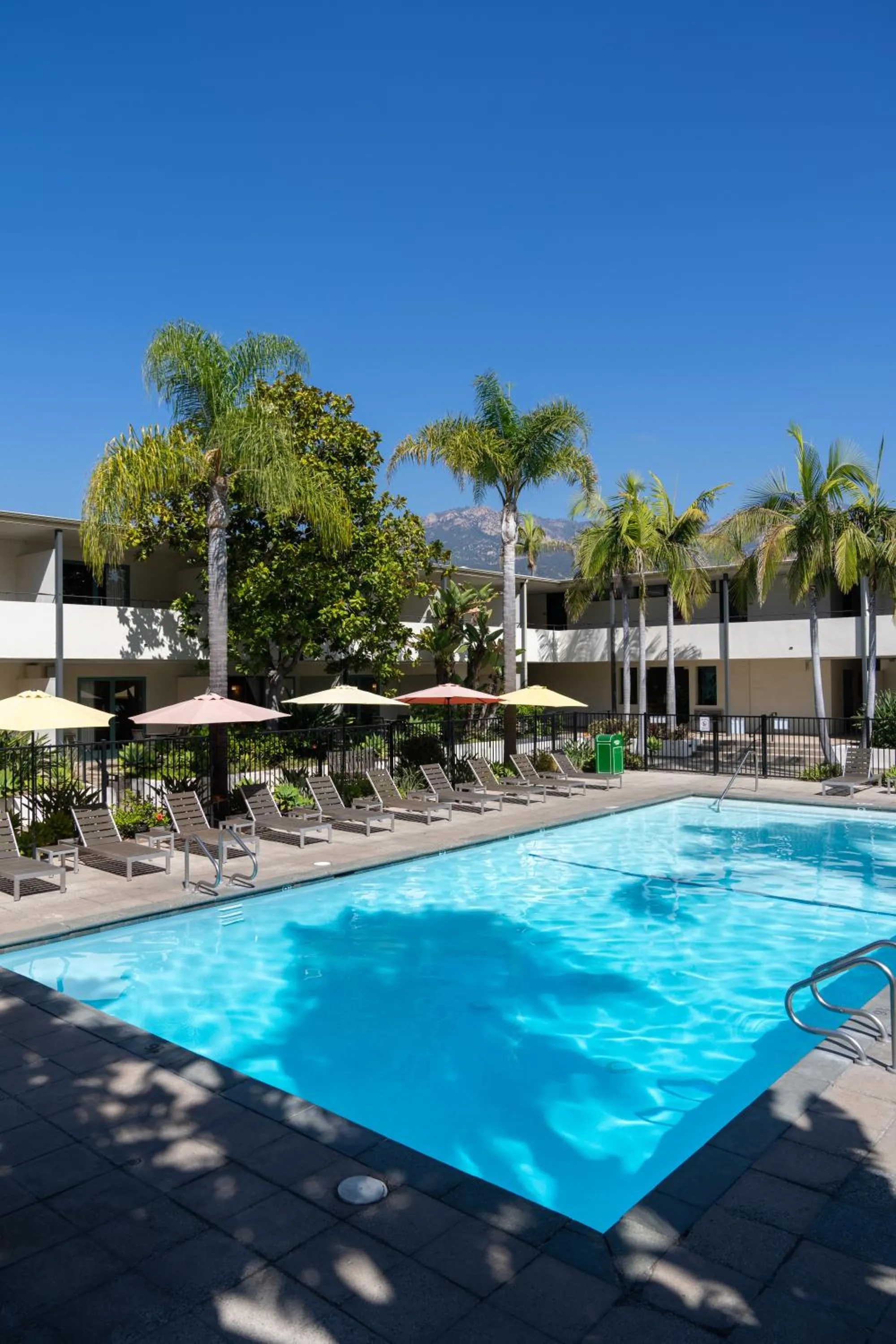 Swimming pool in Lemon Tree Inn