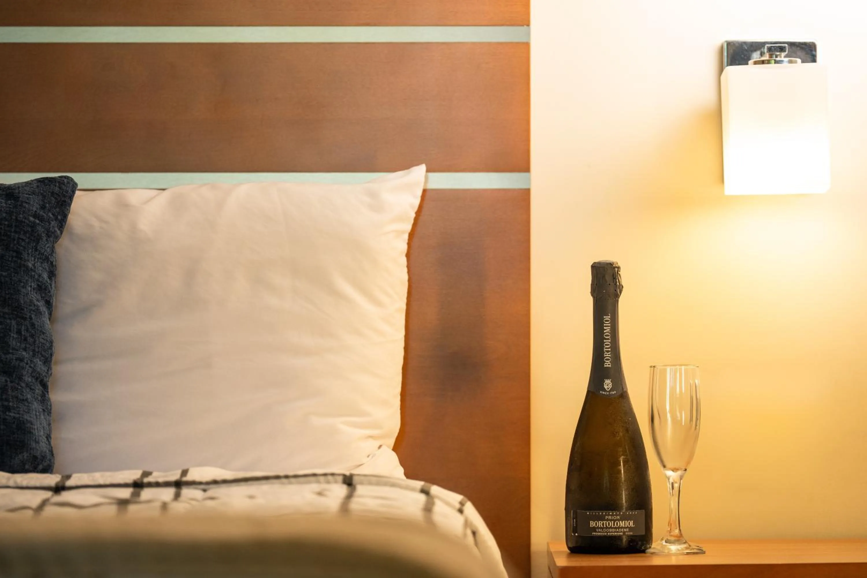 Bedroom, Bed in Lemon Tree Inn