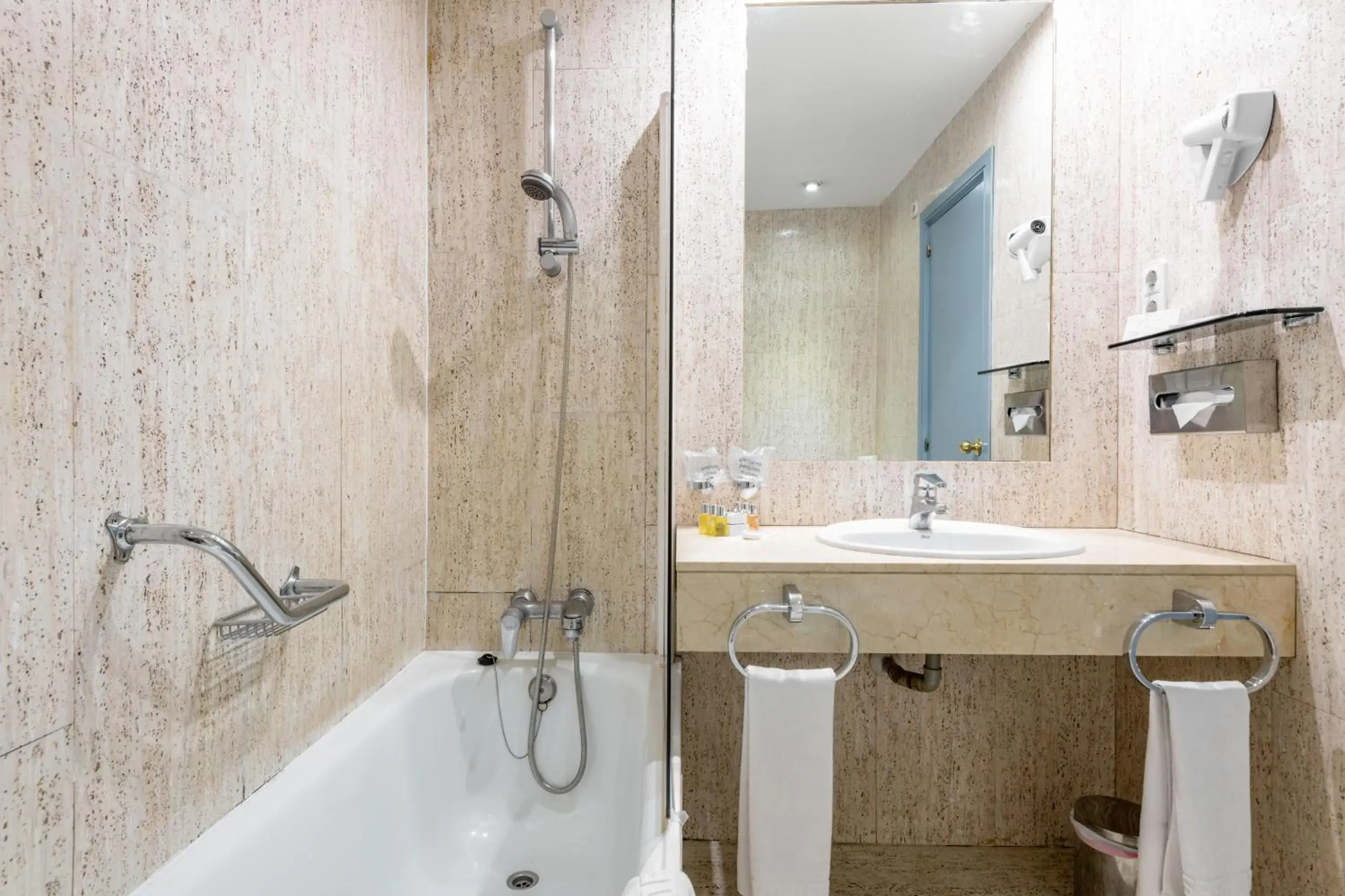 Bathroom in Espahotel Plaza de España Bathroom in Espahotel Plaza de España