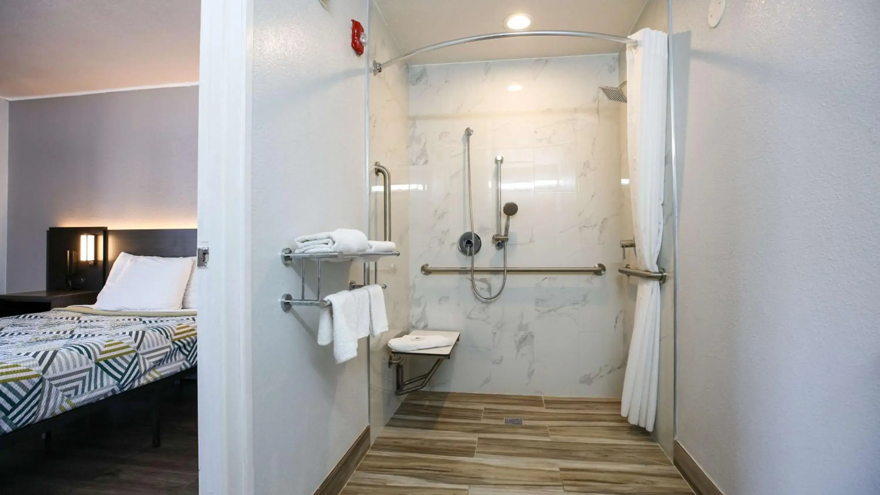 Shower, Bed in Motel 6-Sacramento, CA - North Shower, Bed in Motel 6-Sacramento, CA - North