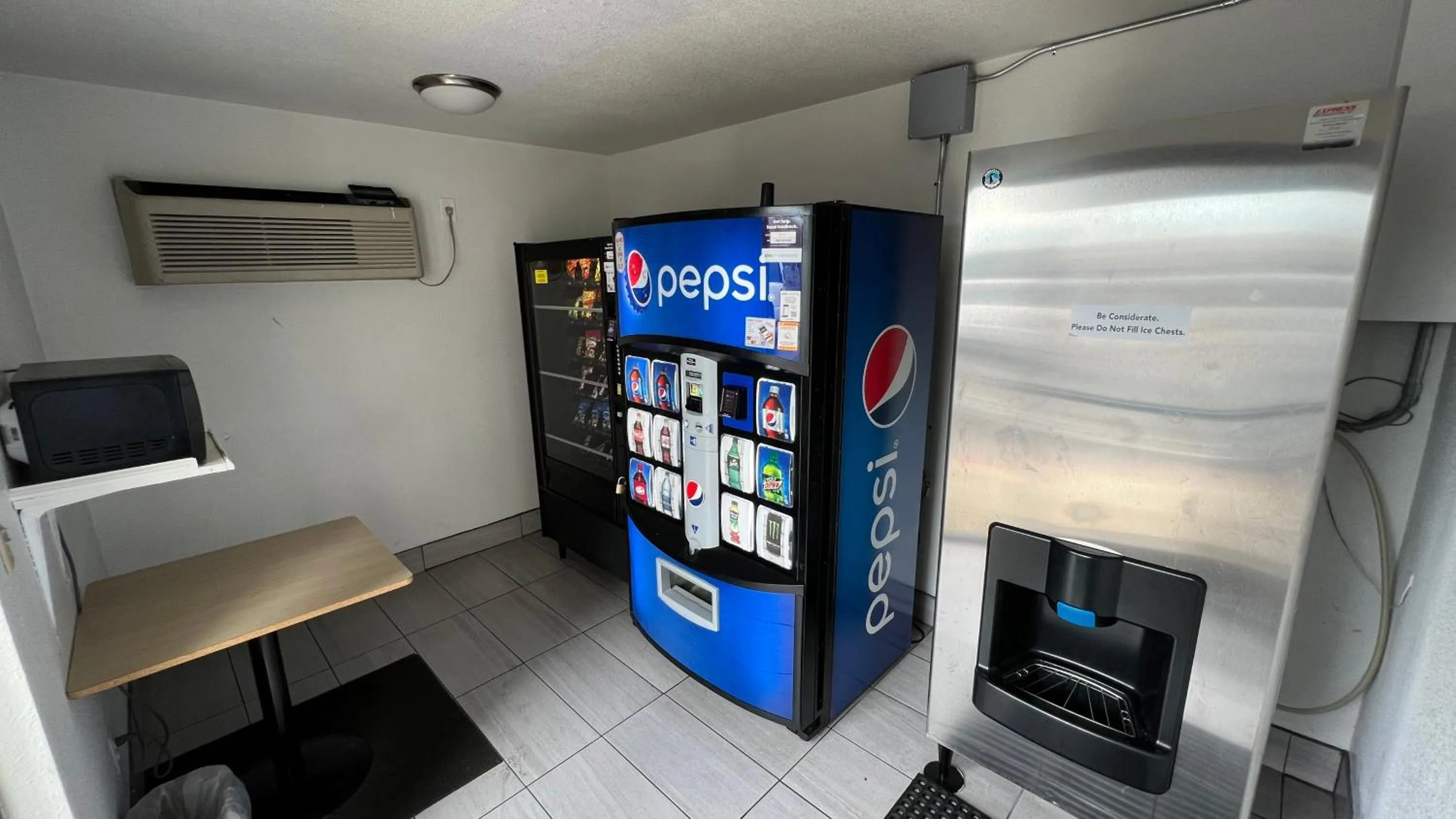 Food and drinks in Motel 6-Sacramento, CA - North