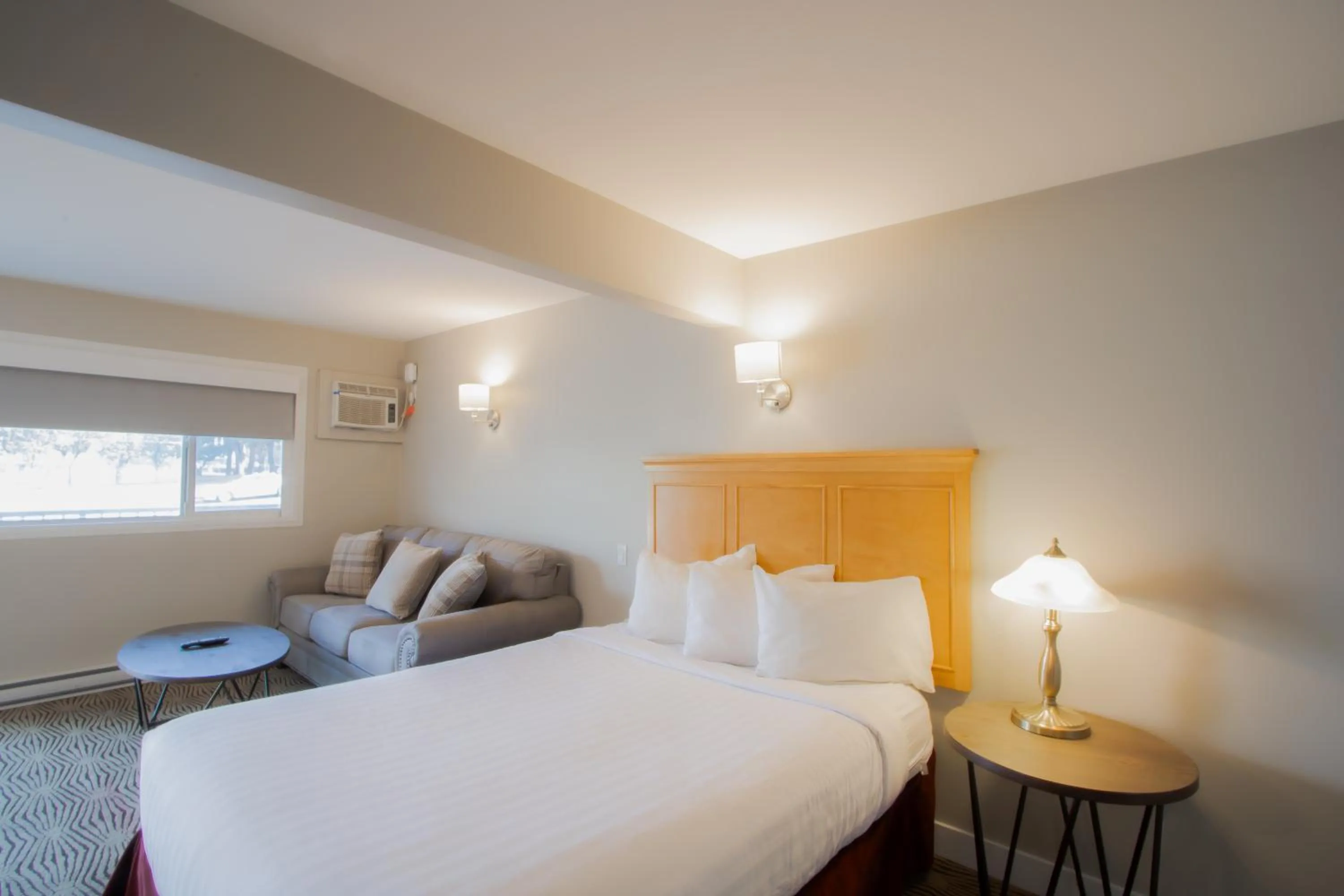 Bed in Scott's Inn & Suites