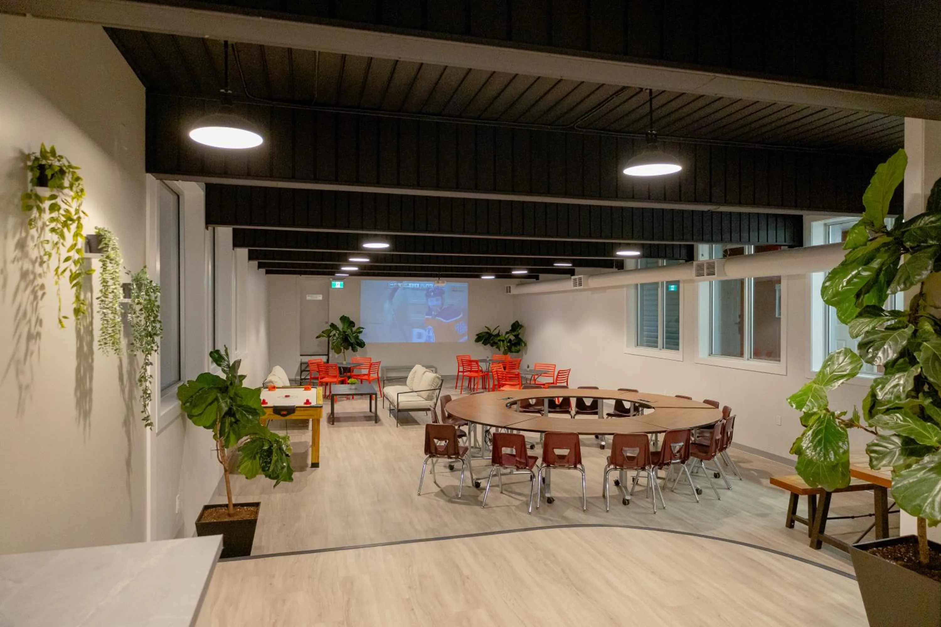 Communal lounge/ TV room in Scott's Inn & Suites