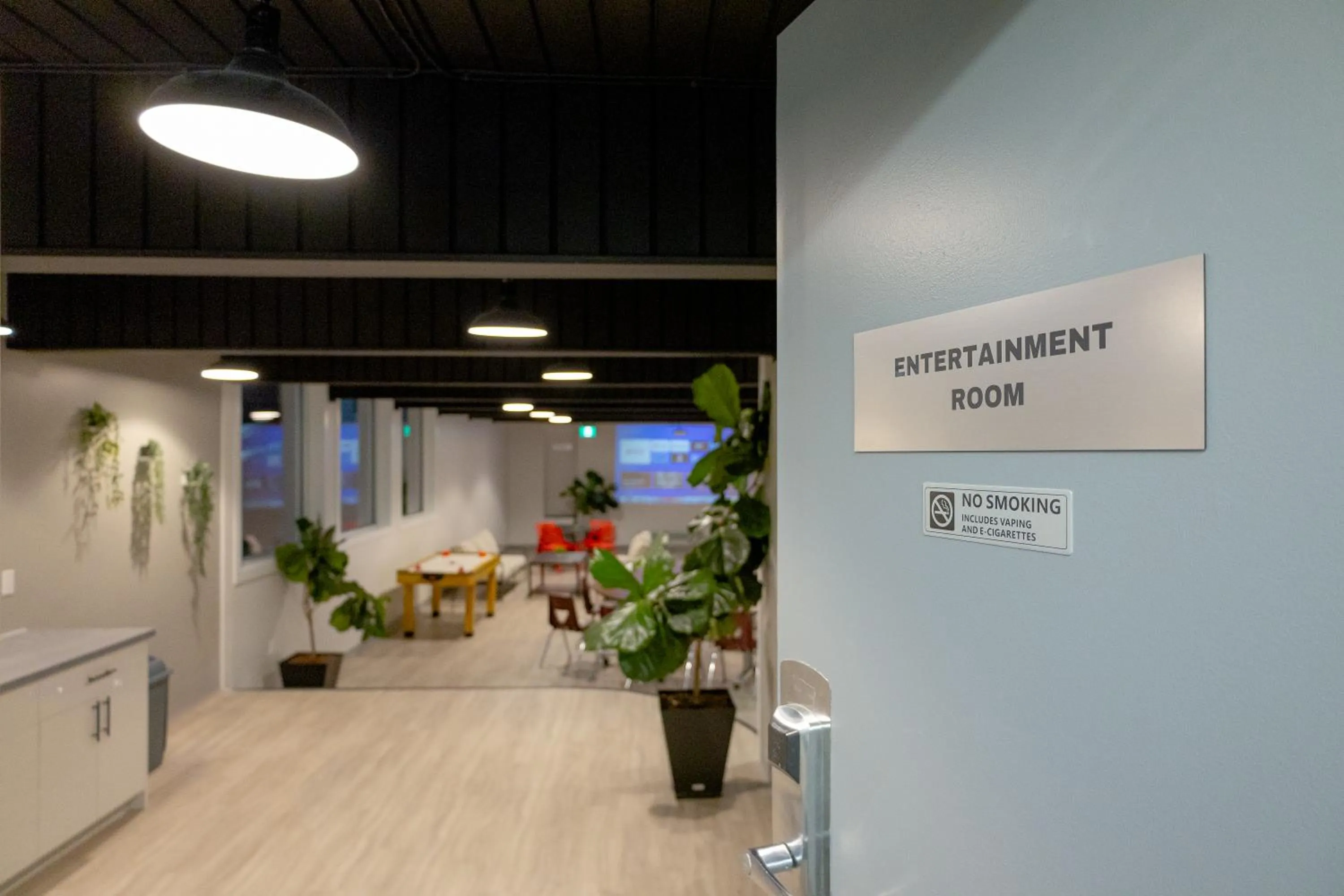 Communal lounge/ TV room in Scott's Inn & Suites