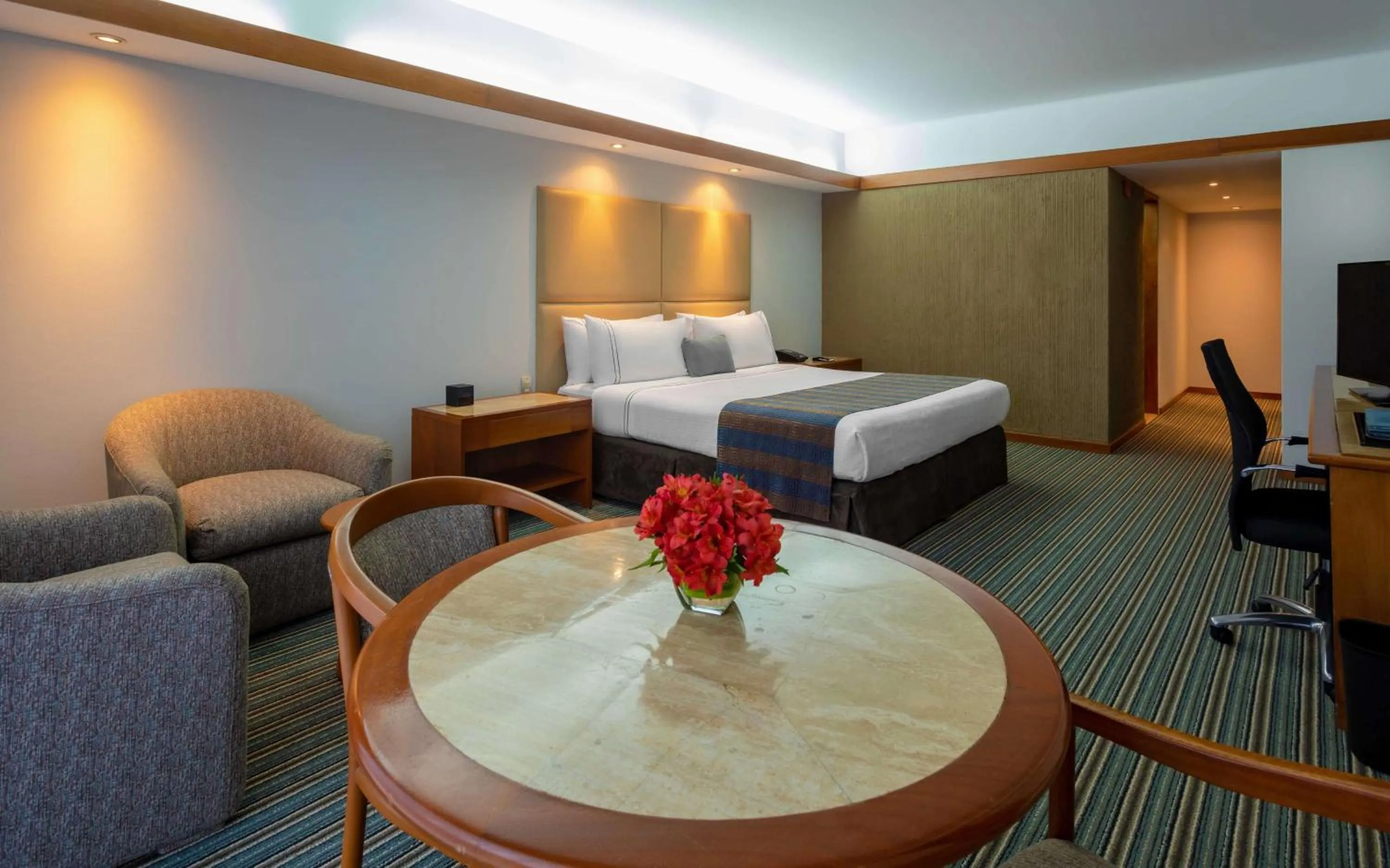 Photo of the whole room, Bed in Sonesta Hotel El Olivar